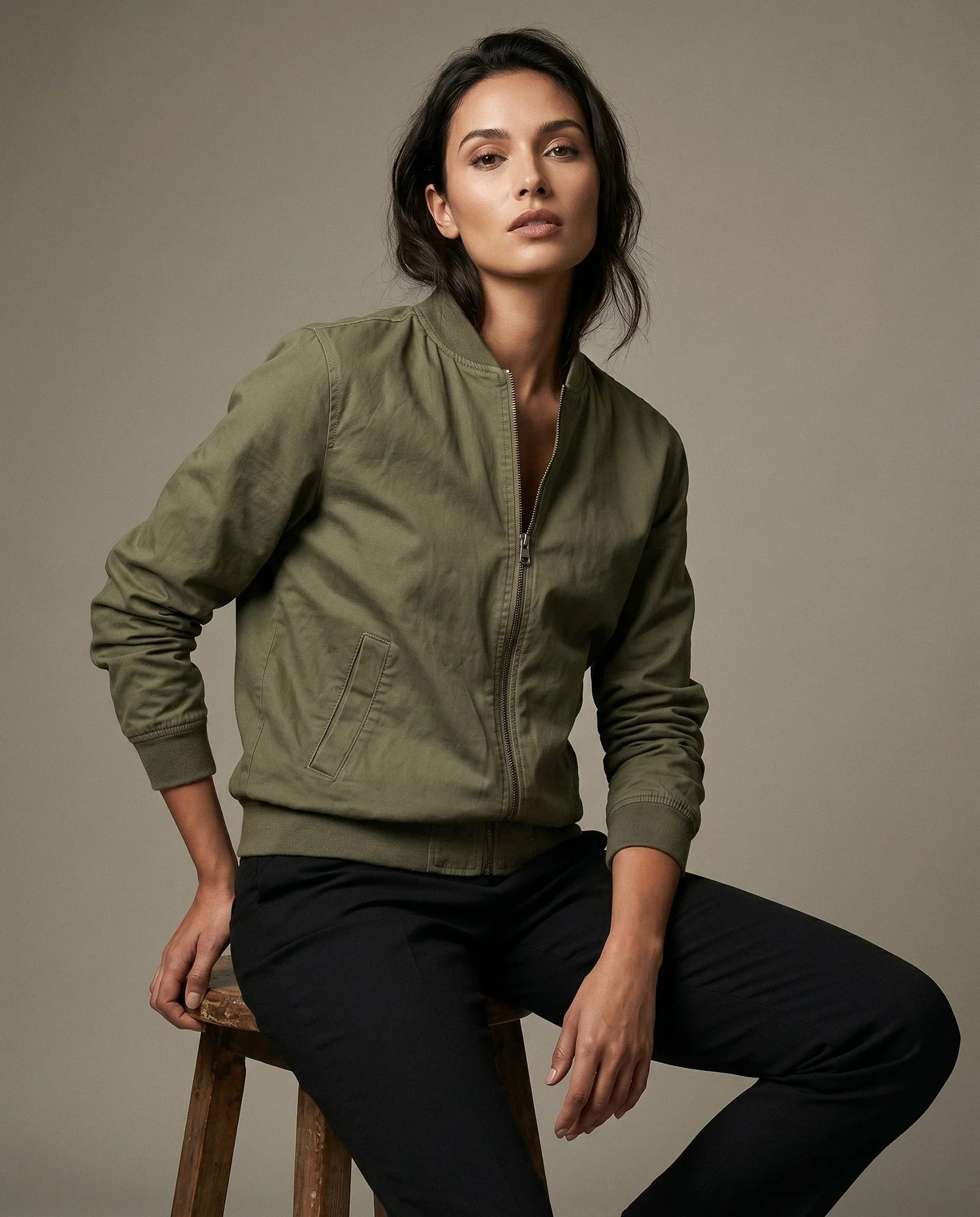 Conteúdo visual para moda com casaco verde apresentado num look editorial em estúdio de fotografia..