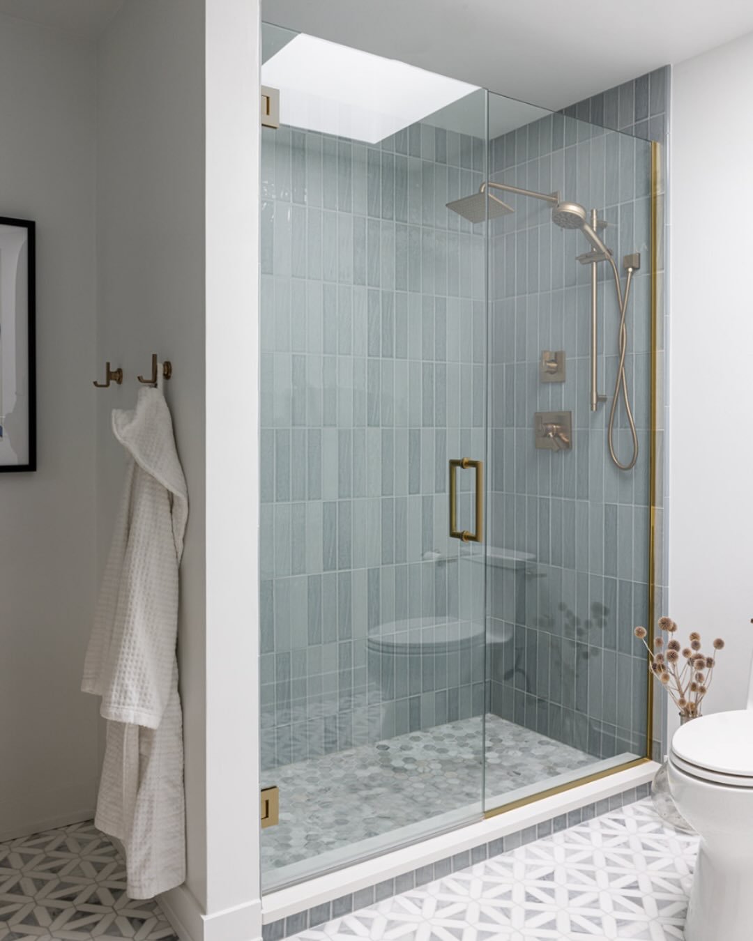 Some spaces just feel good to be in, and even better to photograph. This light-filled, soft blue bathroom was one of those. Calm, bright, and effortlessly inviting ✨.

@_bespokedesignhouse 

#chicagointeriordesignphotographer #chicagointeriordesign #