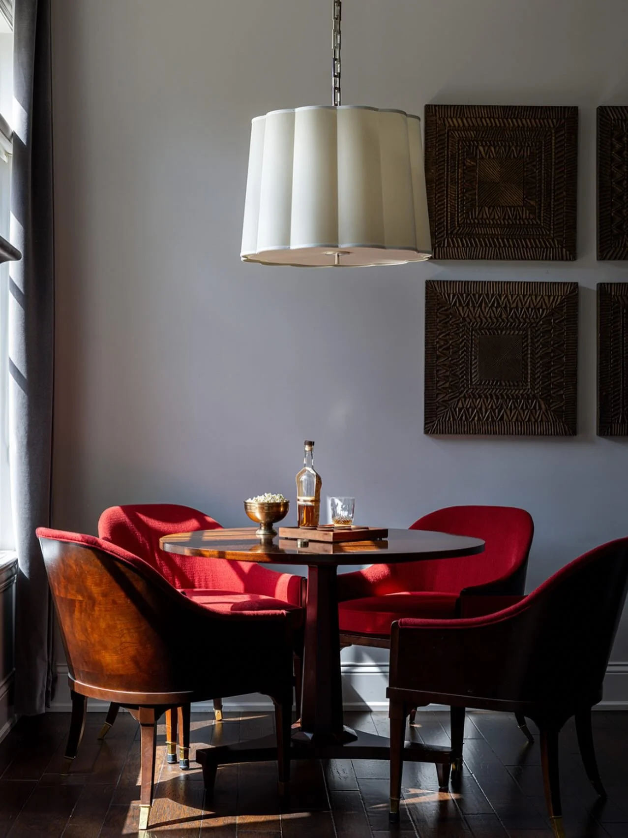 Photographing this space was all about chasing those bold moments and letting the color do the talking. Such a fun project to capture! 🤍

@michellemillerdesign #chicagointeriordesign #chicagointeriordesigner #chicagointeriors #chicagointeriorphotogr