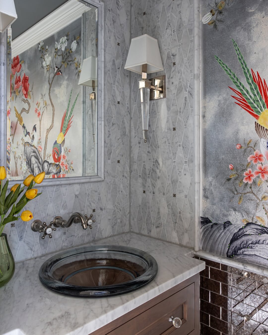 Swipe for the wallpaper that completely transformed this space ✨

Bold yet elegant, colorful yet timeless. We captured every detail through our lens, from the textures to the way the light hits each corner, turning this bathroom into a full visual st