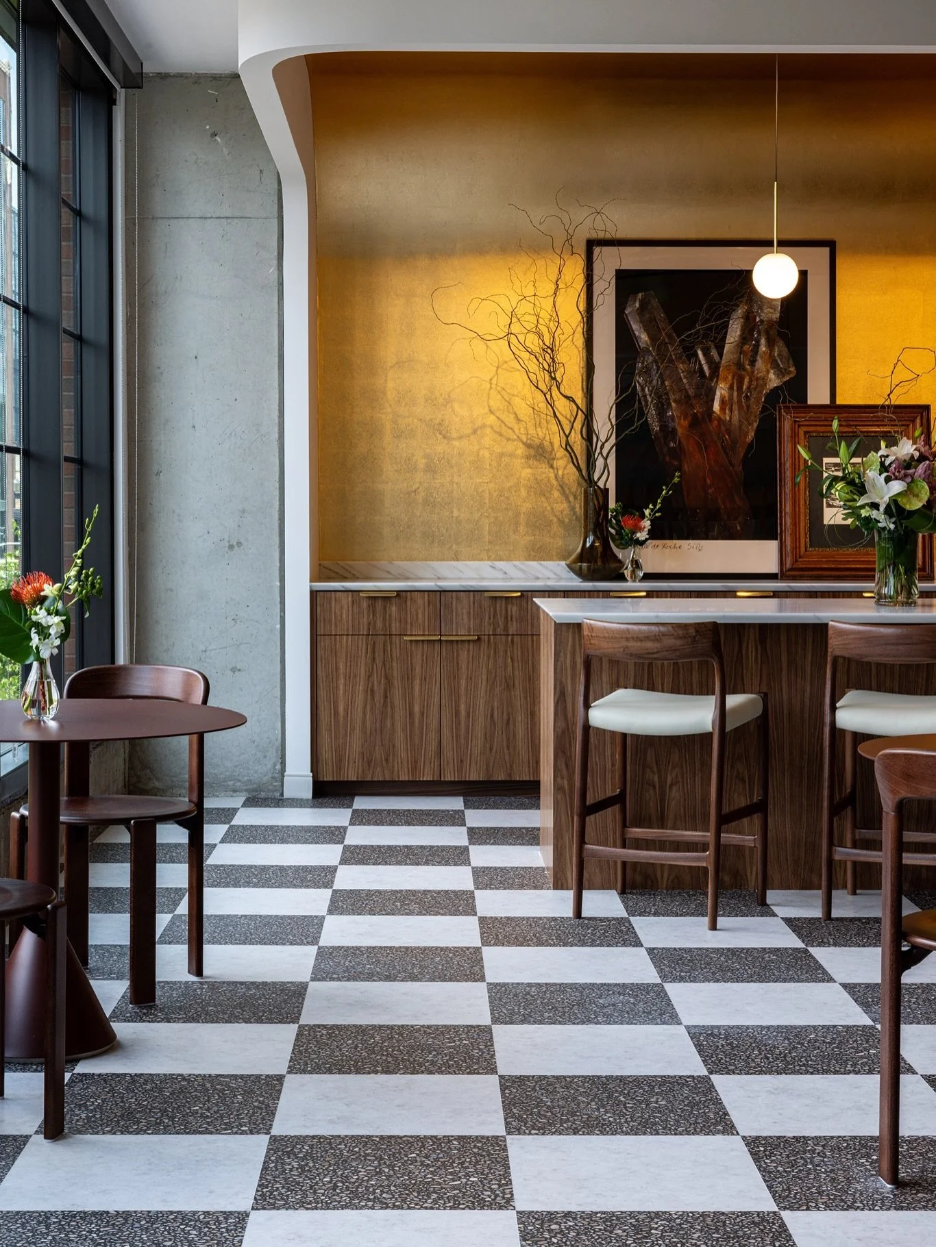 Can we just take a moment to admire this gorgeous space? 😍 the new @mannington.commercial showroom in Fulton market is to die for 🙌🏽 

@mannington.commercial
@creative_inferno 

#interiors #interiorphotography #interiordesign #interiordesigners #k