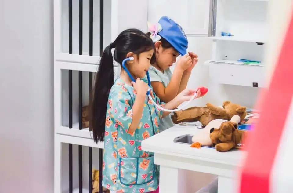 Animal-Hospital-Vet-with-kids.jpg.webp