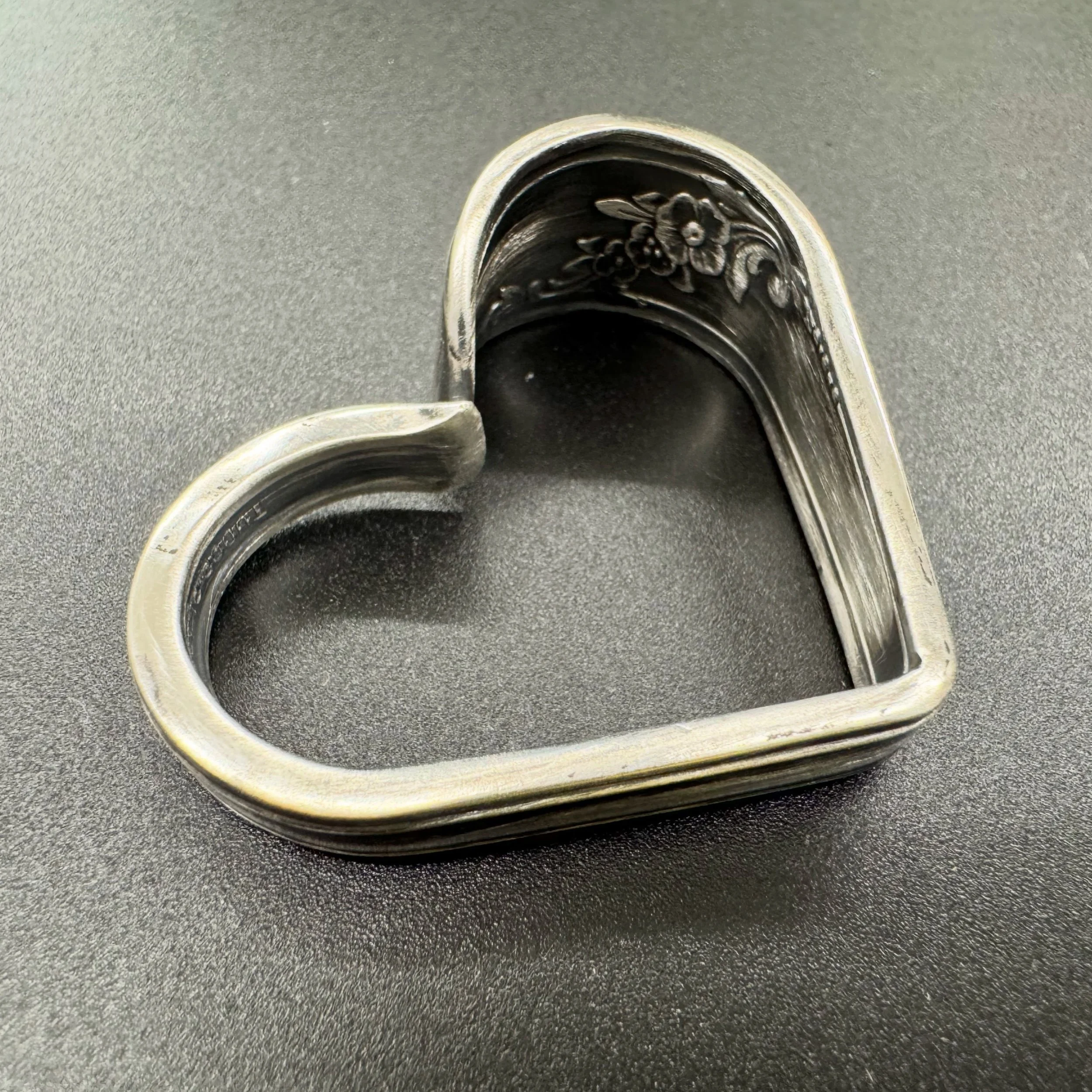 There&rsquo;s something extra sweet about turning an old spoon into a heart. ❤️ This one began life around 1946 as Oneida&rsquo;s Queen Bess pattern.

And here&rsquo;s a fun little piece of its history: In 1949, Sperry Wheat HEARTS actually put a Que