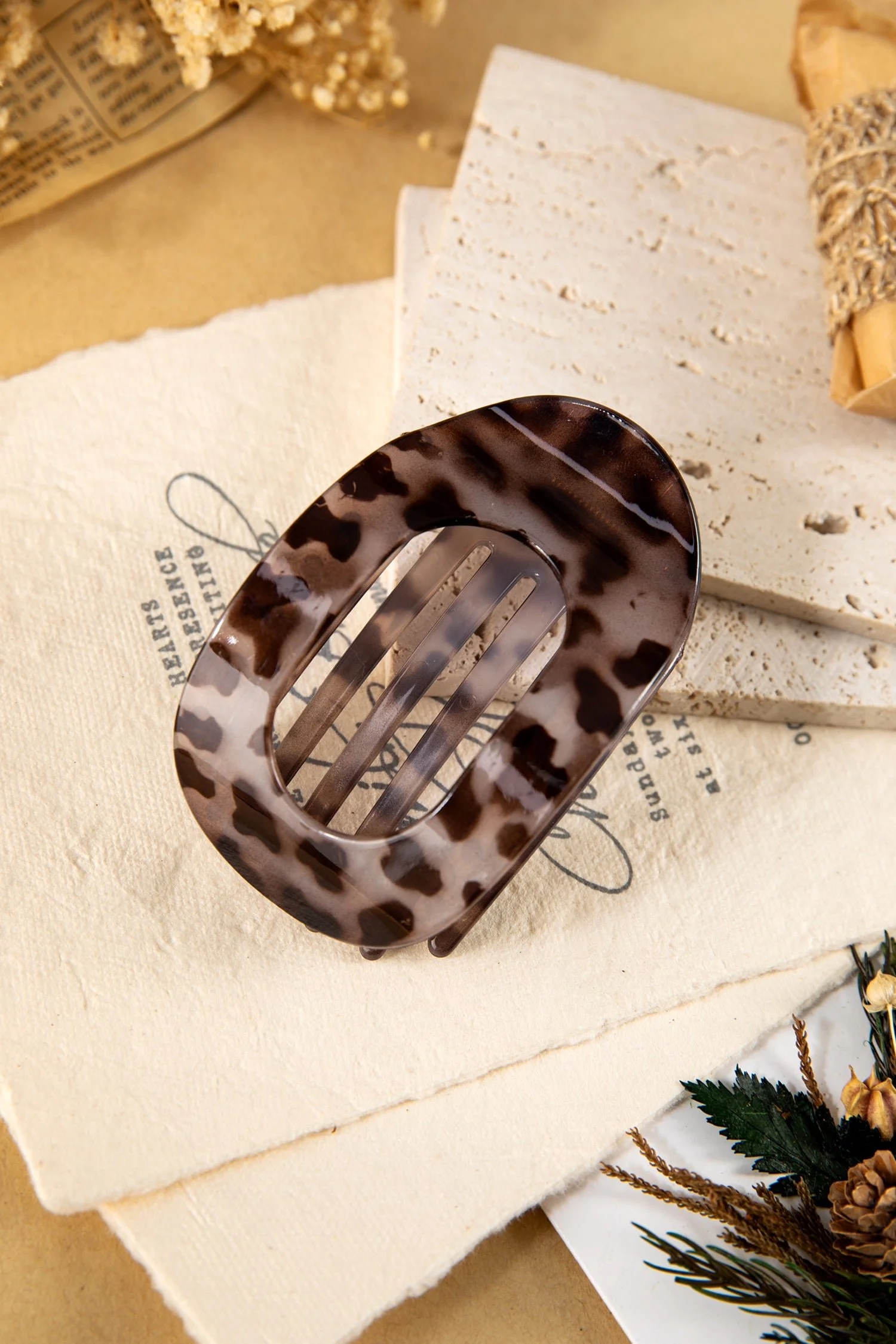 Robin Oval Hair Claw Clip