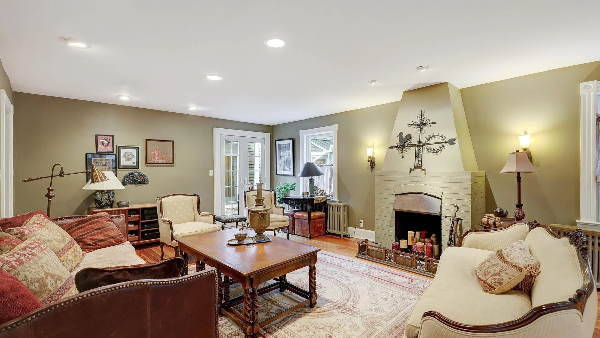 Living Room-016-061-1920x1080.jpg
