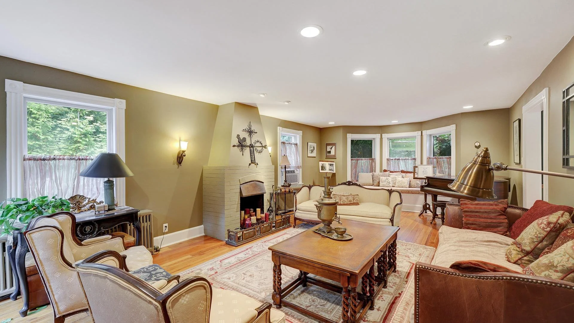 Living Room-017-034-1920x1080.jpg