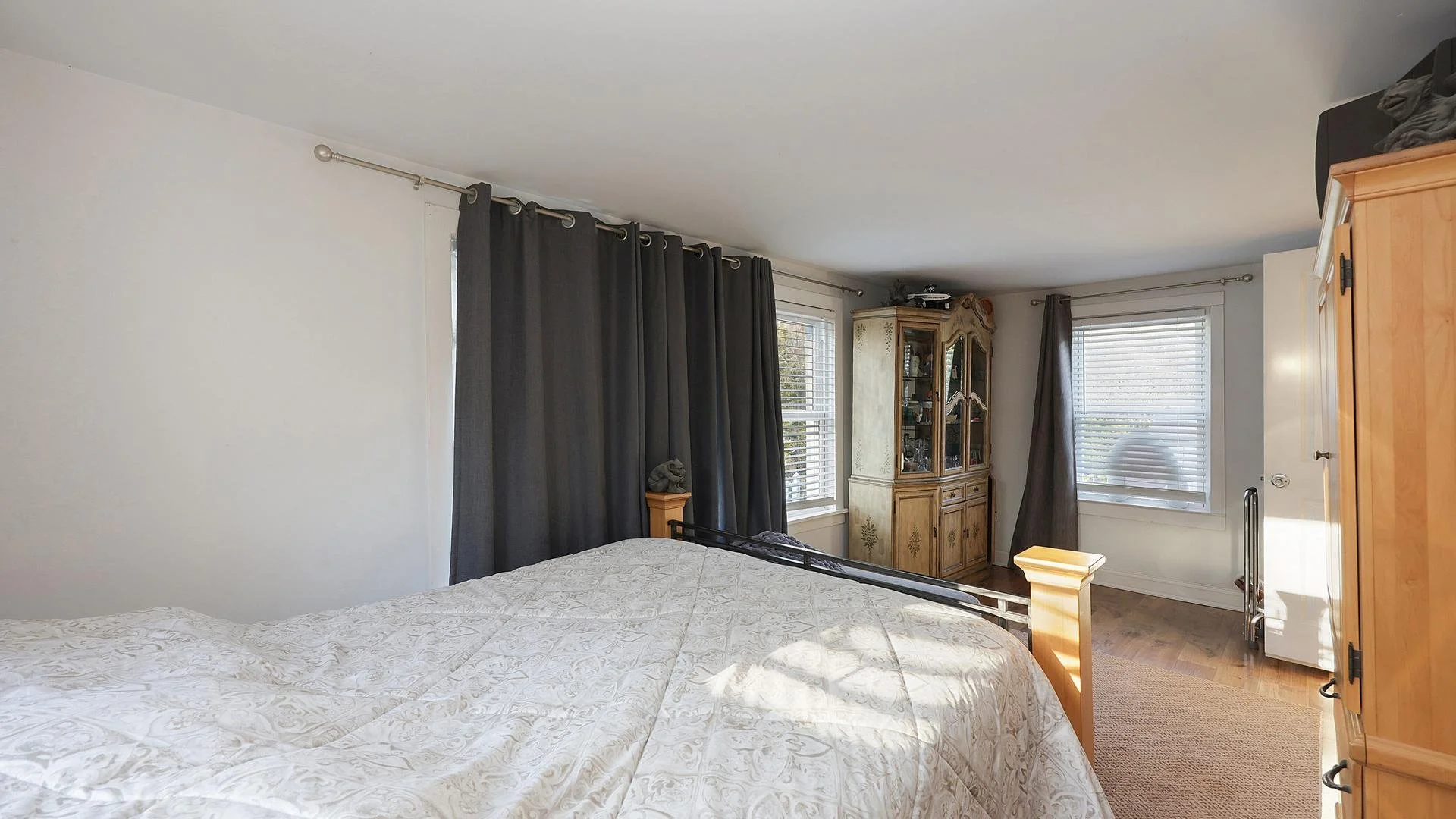 018-018-Bedroom-1920x1080.jpg