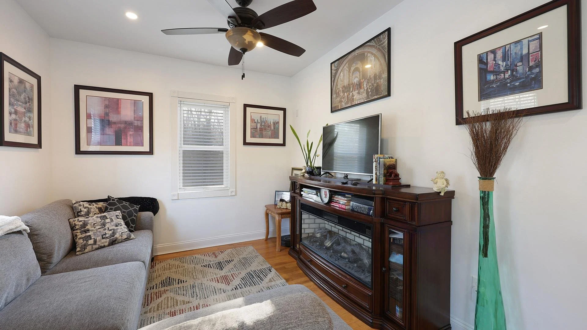 008-005-Living Room-1920x1080.jpg