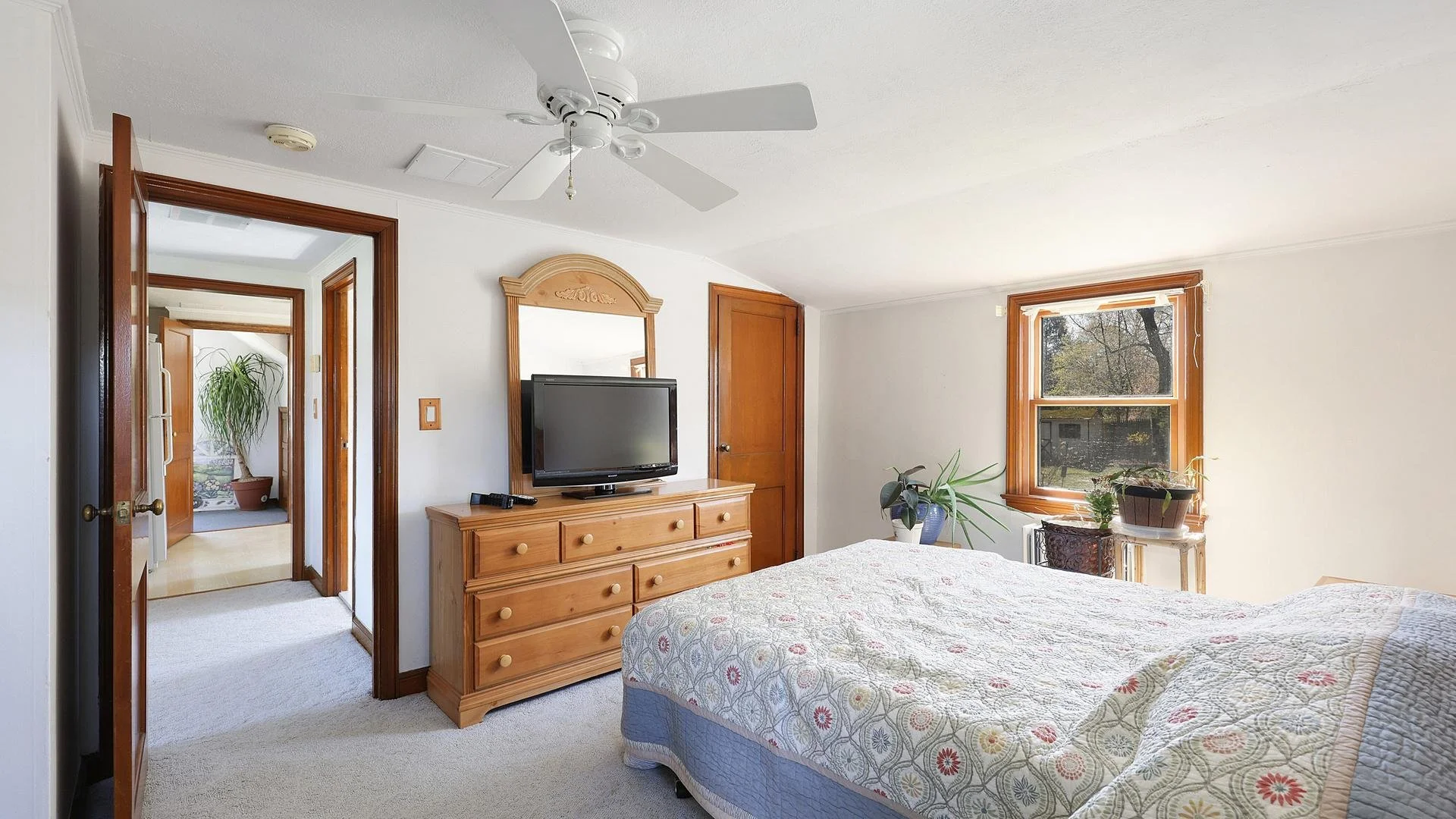 026-018-Bedroom-1920x1080.jpg