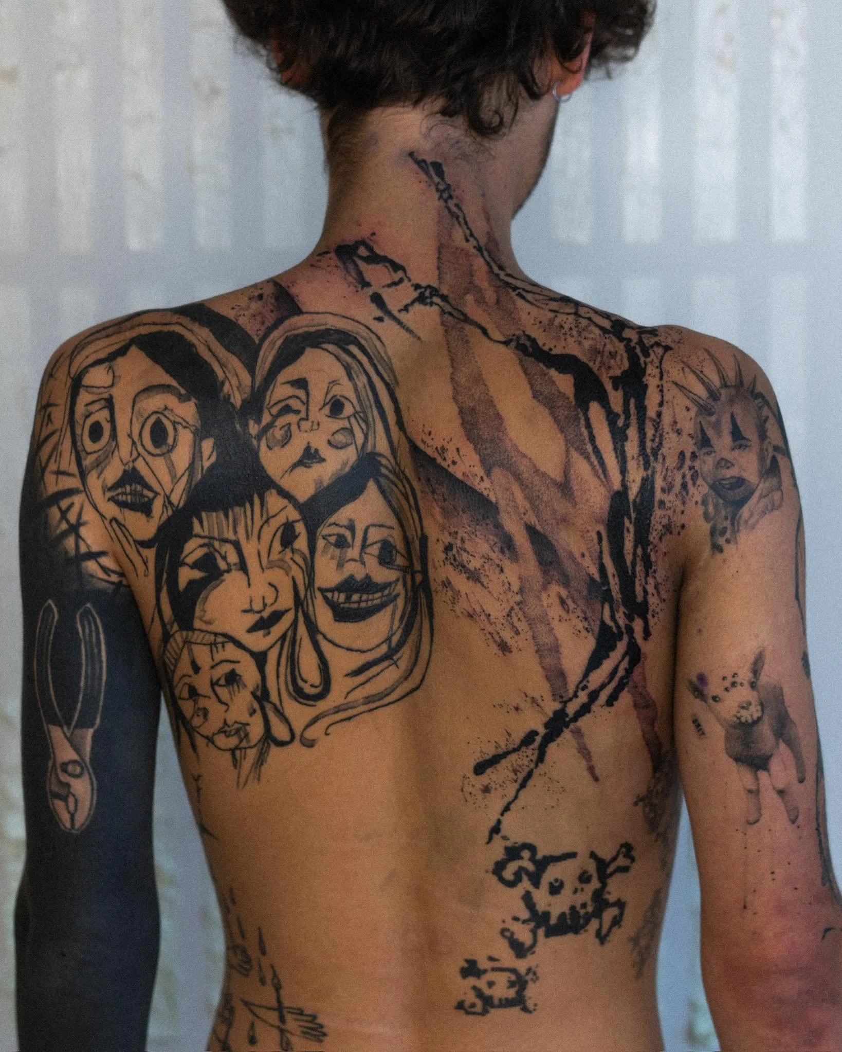 Got to cozy up some freehanding into Cam&rsquo;s upper back here&nbsp;

100% do yourself a favor and check out his work @meanymane and take u a lil trip up to Boone, NC >:3

Amazing gorgeous faces on the left side are by @verte____brae literally o