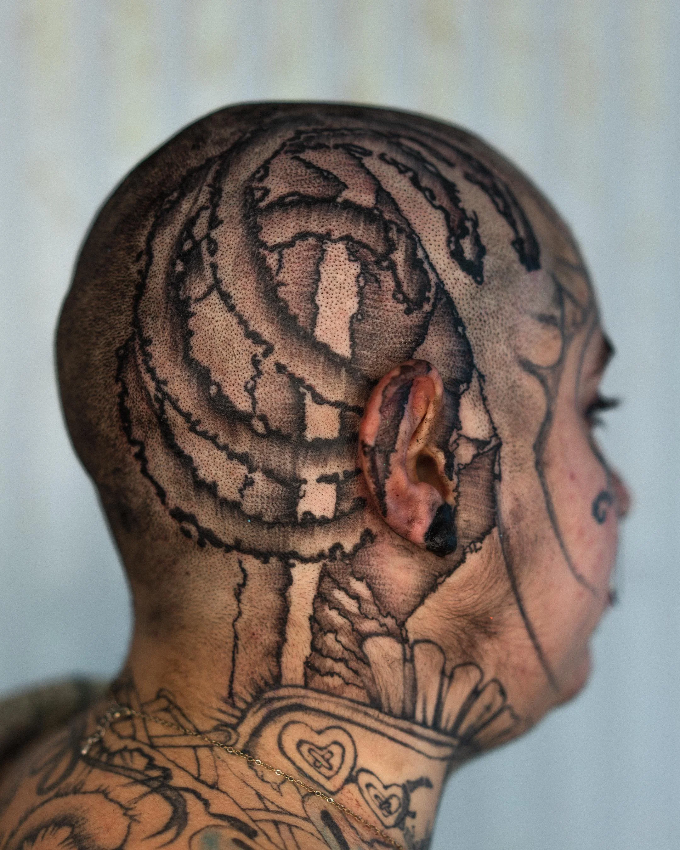 WELCOME BACK , thank you poppy for the trust to do your first skully tatty !
Real fun to hit the ear as well, you&rsquo;re so tough style for dealing with a loud sidewinder LITERALLY in your ear.

Thank u <3