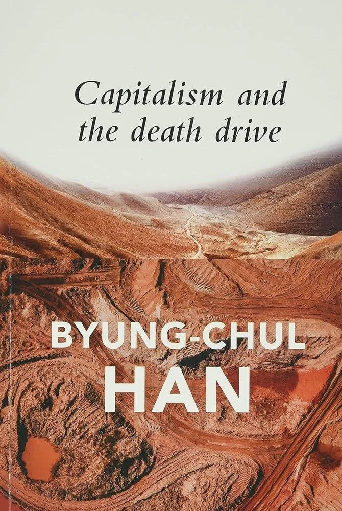 Couverture d'un livre intitulé "Capitalism and the death drive" avec paysage désertique aux teintes rouge, orange et marron. Auteur : Byung-Chul Han.