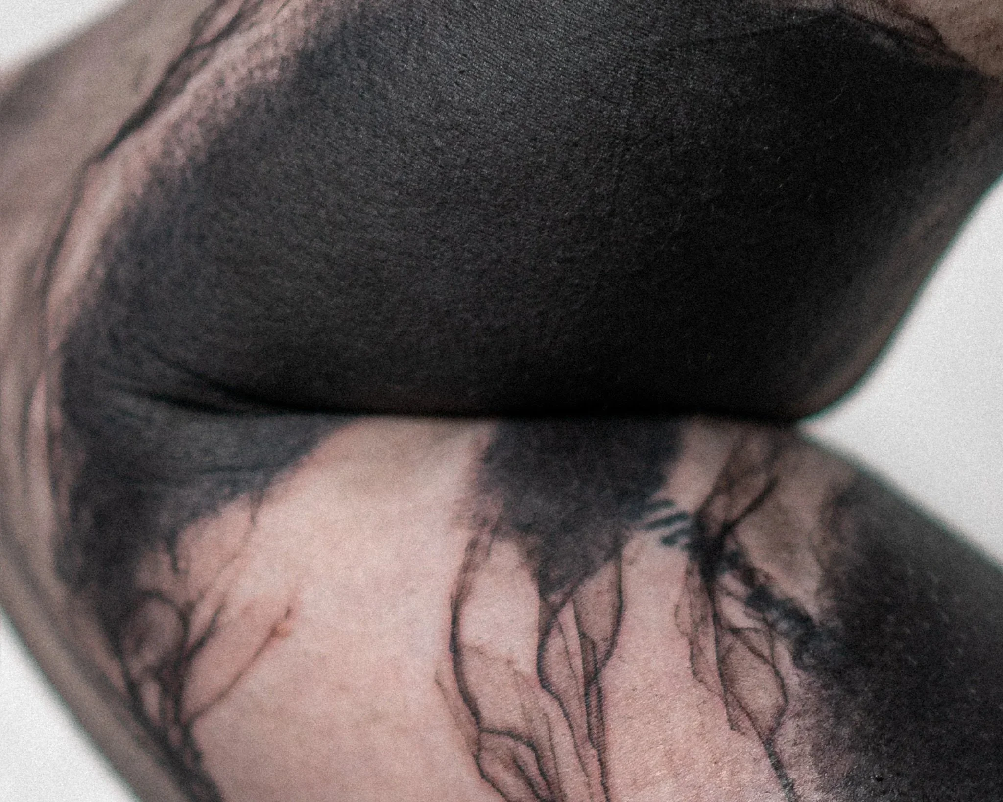 Zoom sur des cils, poils denses et noirs sur une peau claire.