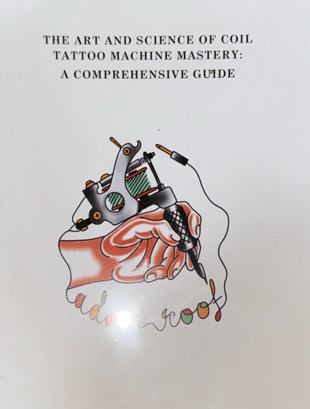 Couverture d’un guide intitulé "The Art and Science of Coil Tattoo Machine Mastery" avec illustration d’une main tenant une machine à tatouer, entourée de fils de tatouage décoratifs.
