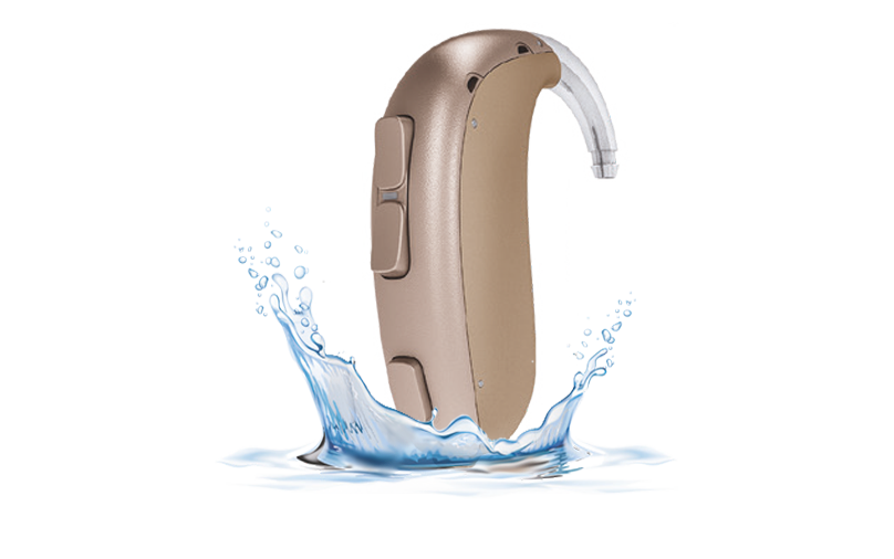 Audífono dentro del agua con salpicaduras.
