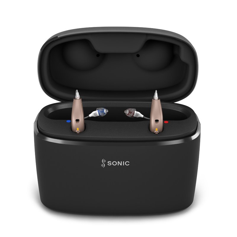 Audífonos de audífono en estuche de carga negro con marca Sonic