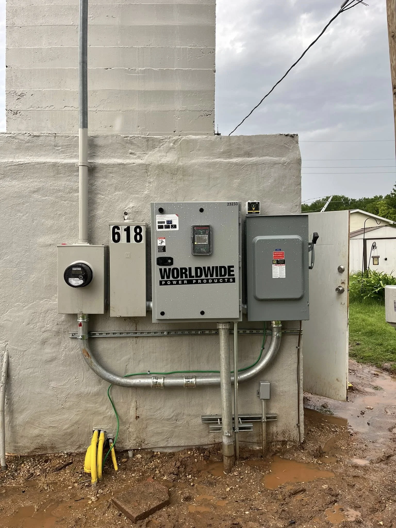 Upgraded commercial electrical service entrance and distribution panels installed on a metal industrial building by R&D Power Pros LLC. Features master-level conduit bending and heavy-duty switchgear in East Texas.