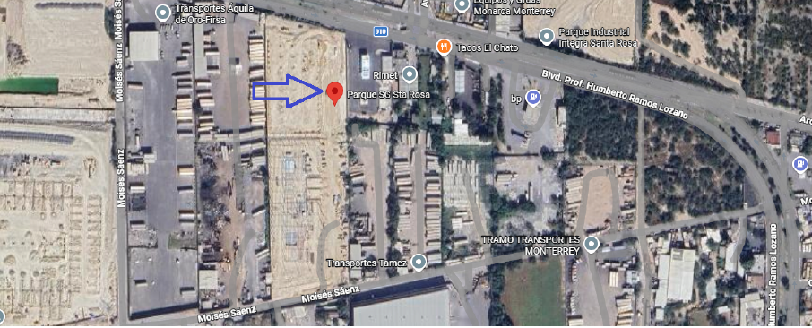 Vista aérea de un área urbana que incluye calles, parques y construcciones en Monterrey, México, con un marcador rojo y una flecha azul señalando un lugar en un parque.