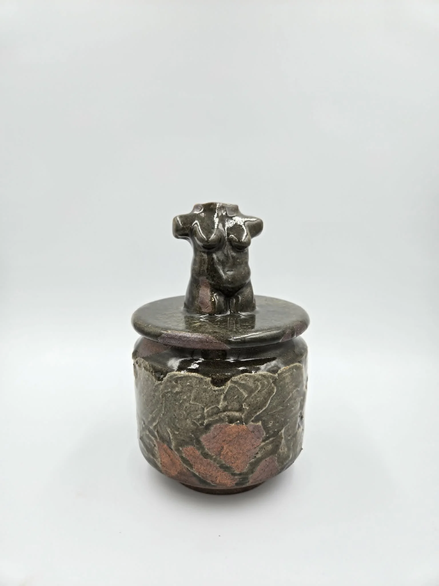 Statue en de femme posé sur un contenant avec couvercle