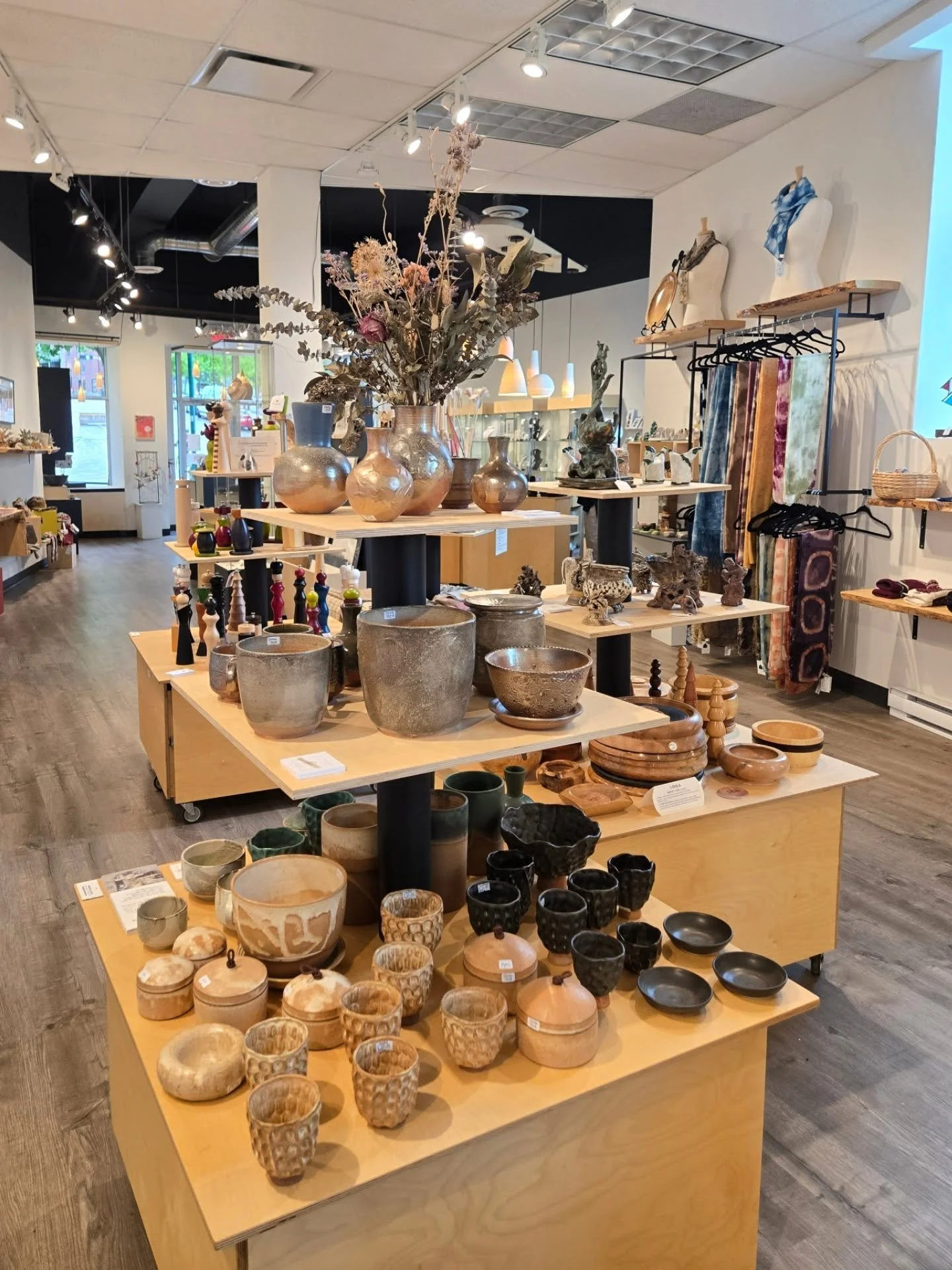 Nouveau restock &agrave; la boutique @metiersdartestrie 👀 allez faire un tour!! En plus il y a la nouvelle exposition sur les lampes qui commen&ccedil;ait le 20 mai si vous cherchez une belle lampe &ccedil;a vaut le d&eacute;tour!!