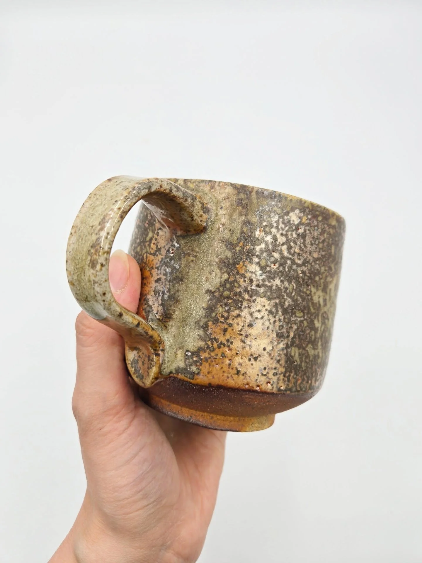 Quelques pi&egrave;ces de la derni&egrave;re cuisson au bois qui seront disponibles &agrave; la boutique @metiersdartestrie 

#woodfired #potterywheel #pottery