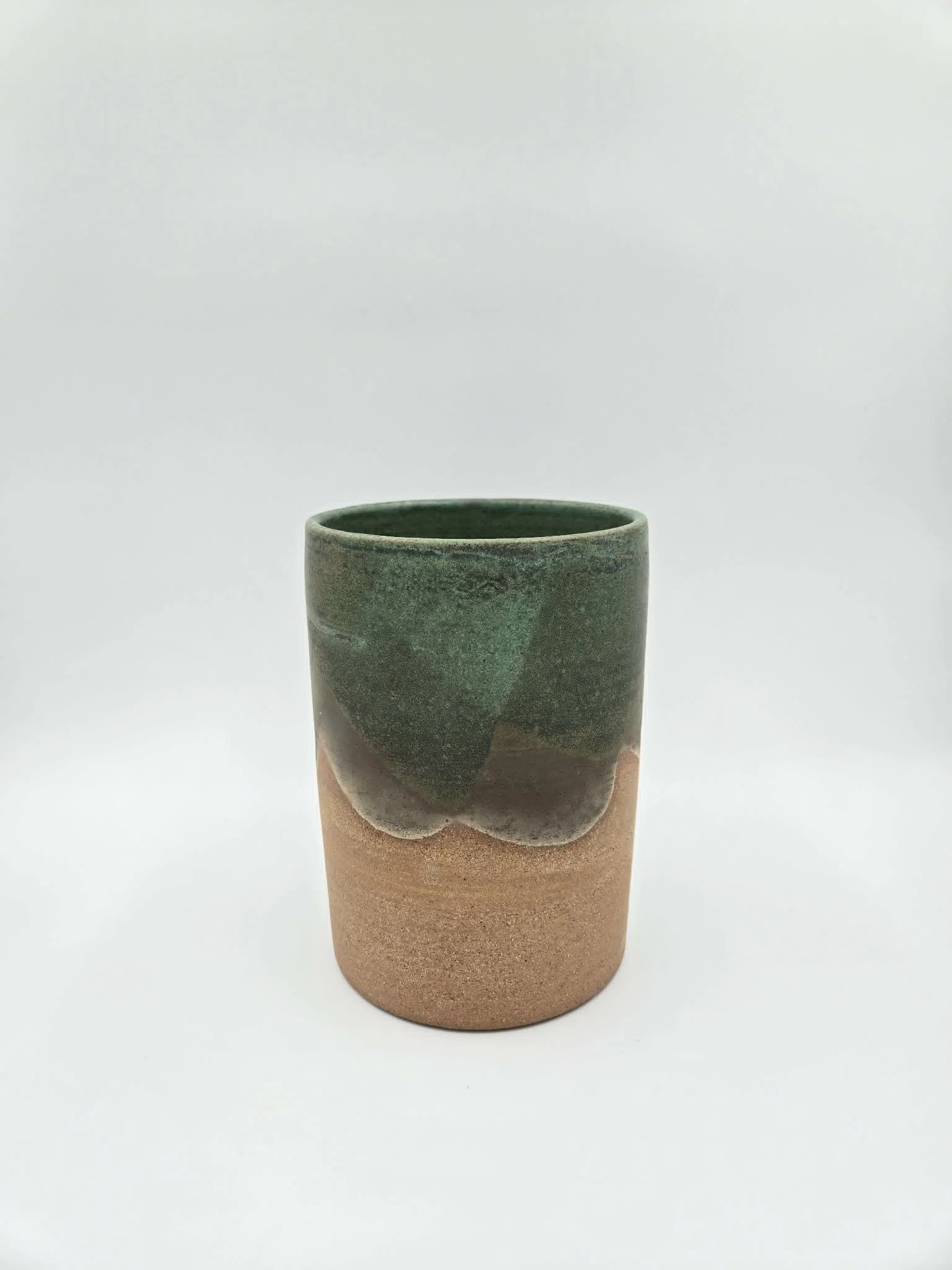 Vase en céramique à trois couleurs : partie haute vert foncé, partie intermédiaire gris, partie inférieure en terre cuite non émaillée.