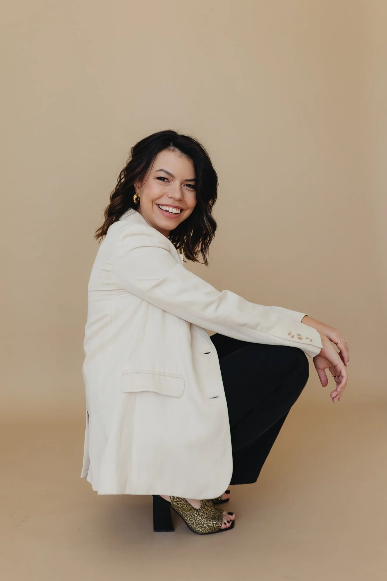 Helga Turcanu in weißem Blazer - Systemische Coachin