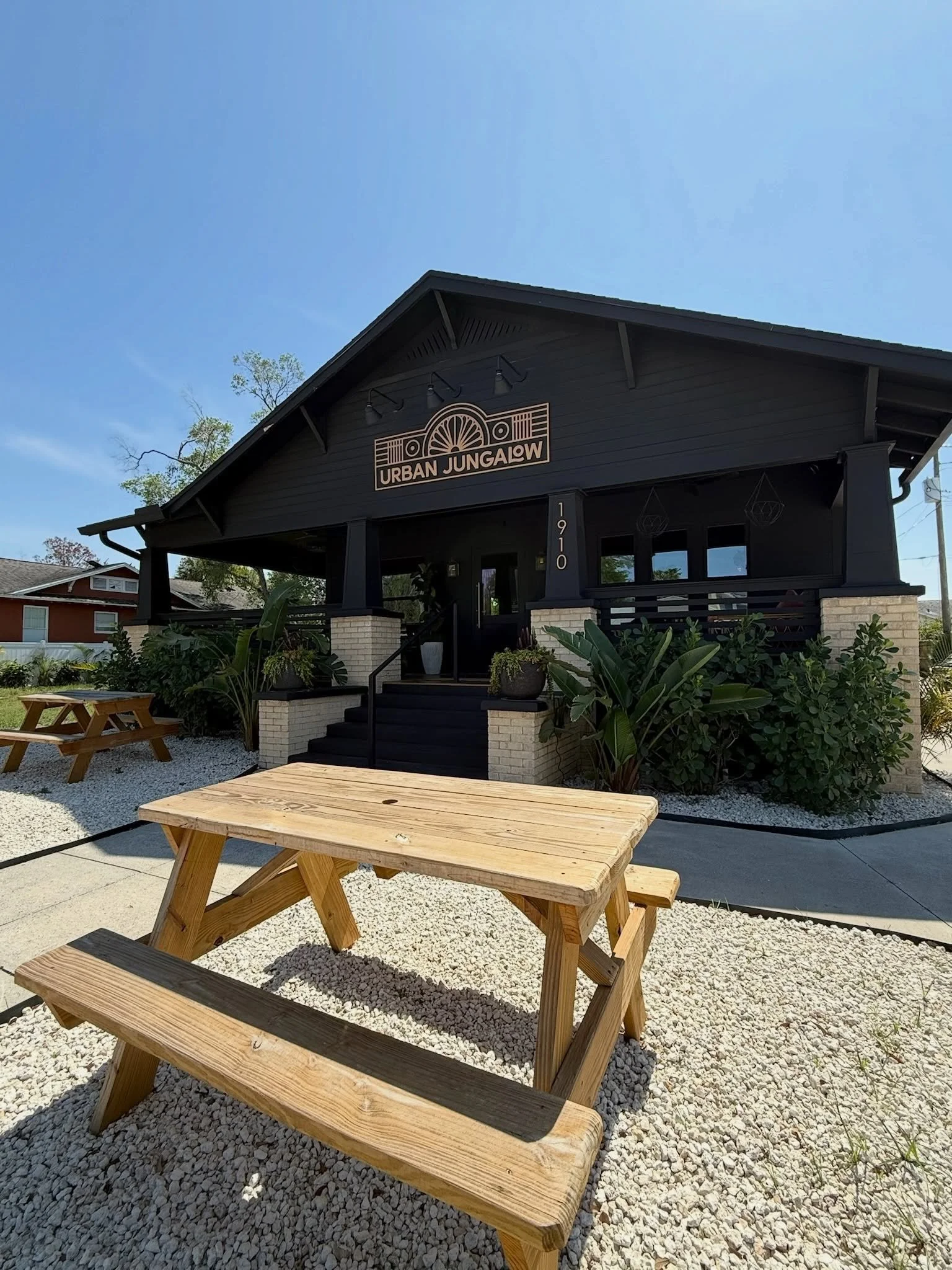 Meet your new favorite spot🏡

@theurbanjungalow is a welcoming neighborhood cafe set in a beautifully restored bungalow, serving intentionally crafted foods made with clean, wholesale ingredients. Their menu balances comforting favorites with nouris