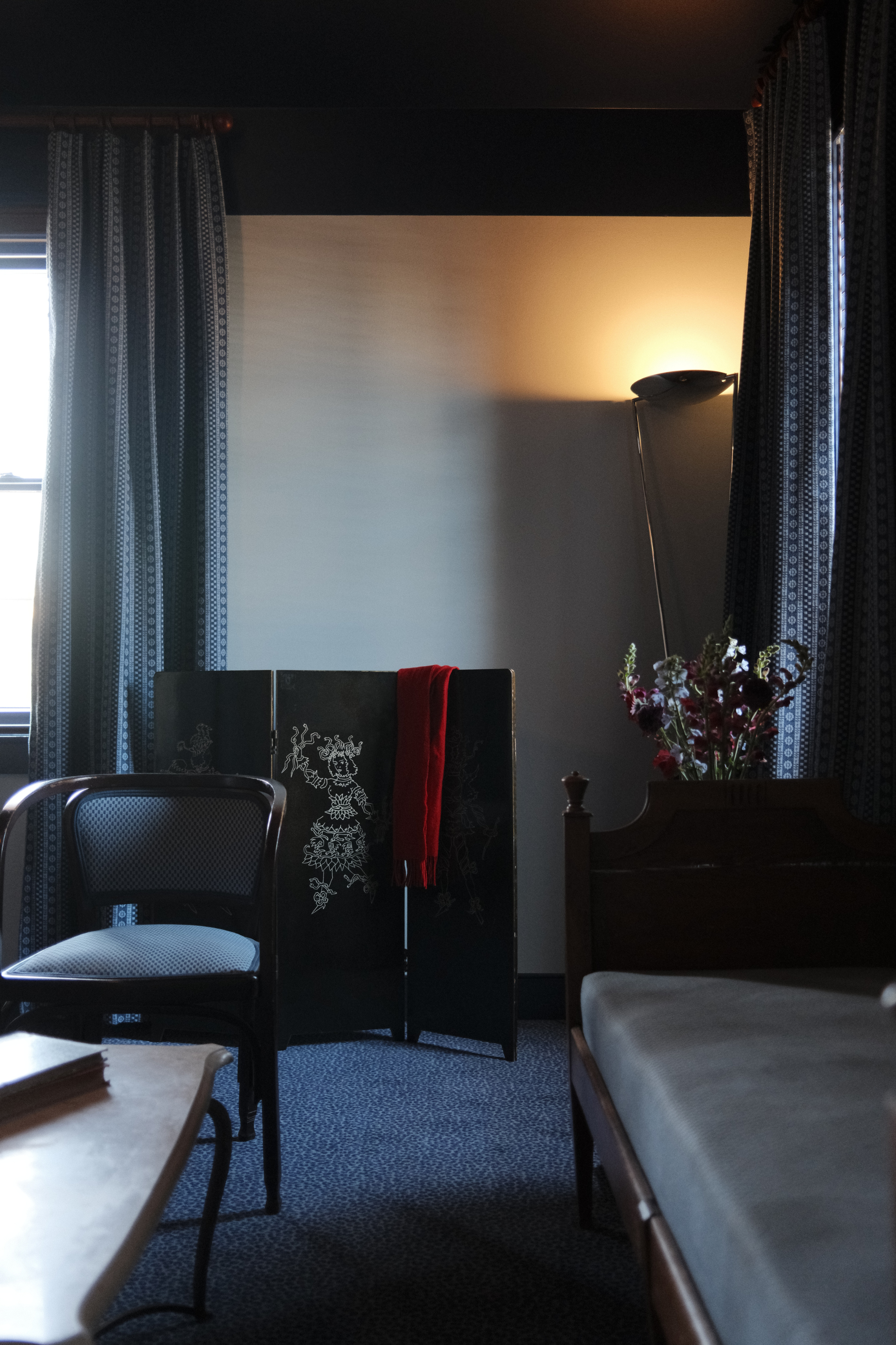 Dasher Suite living room with small, decorative room diver