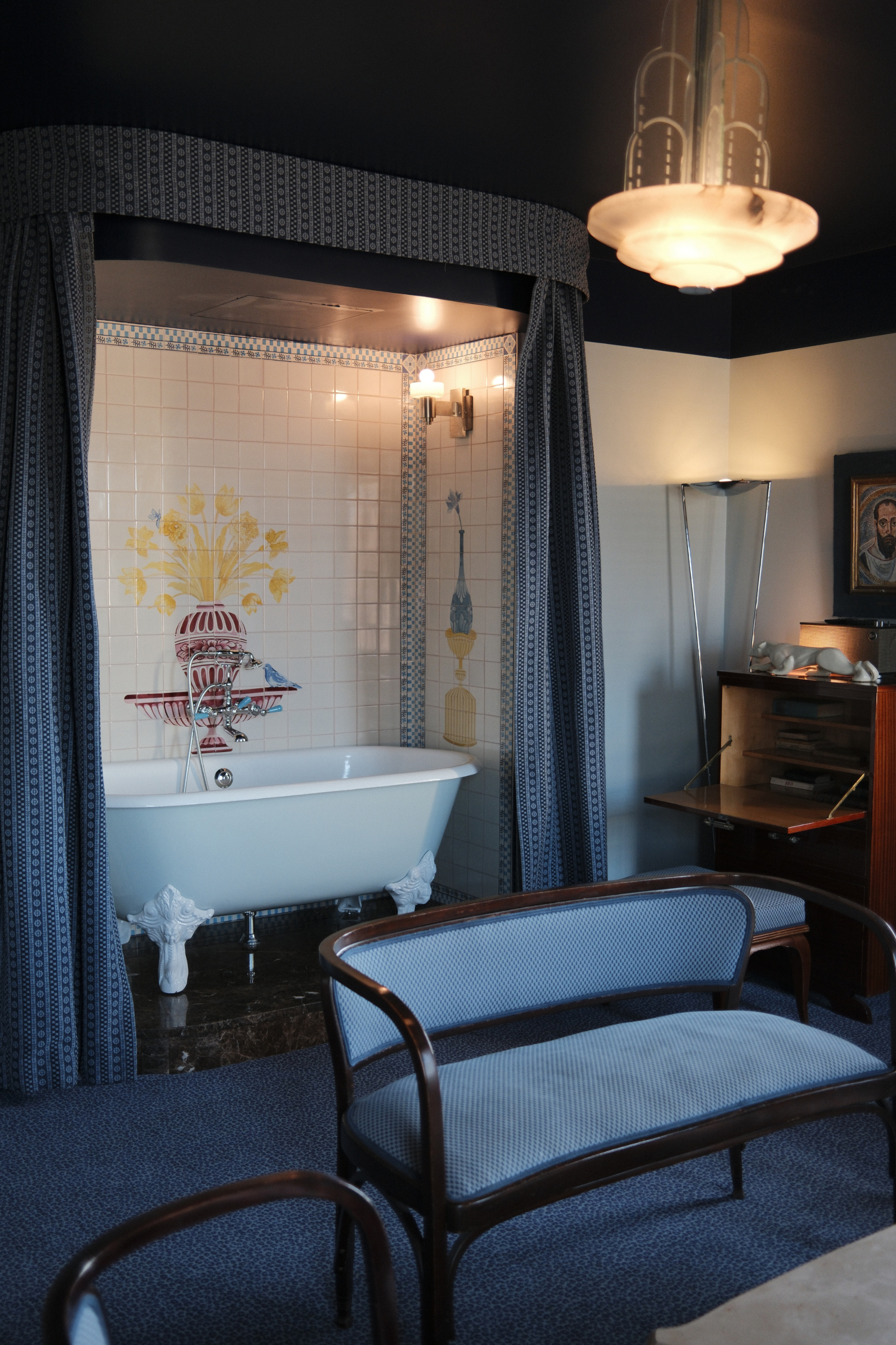 Dasher Suite seating and bathtub 