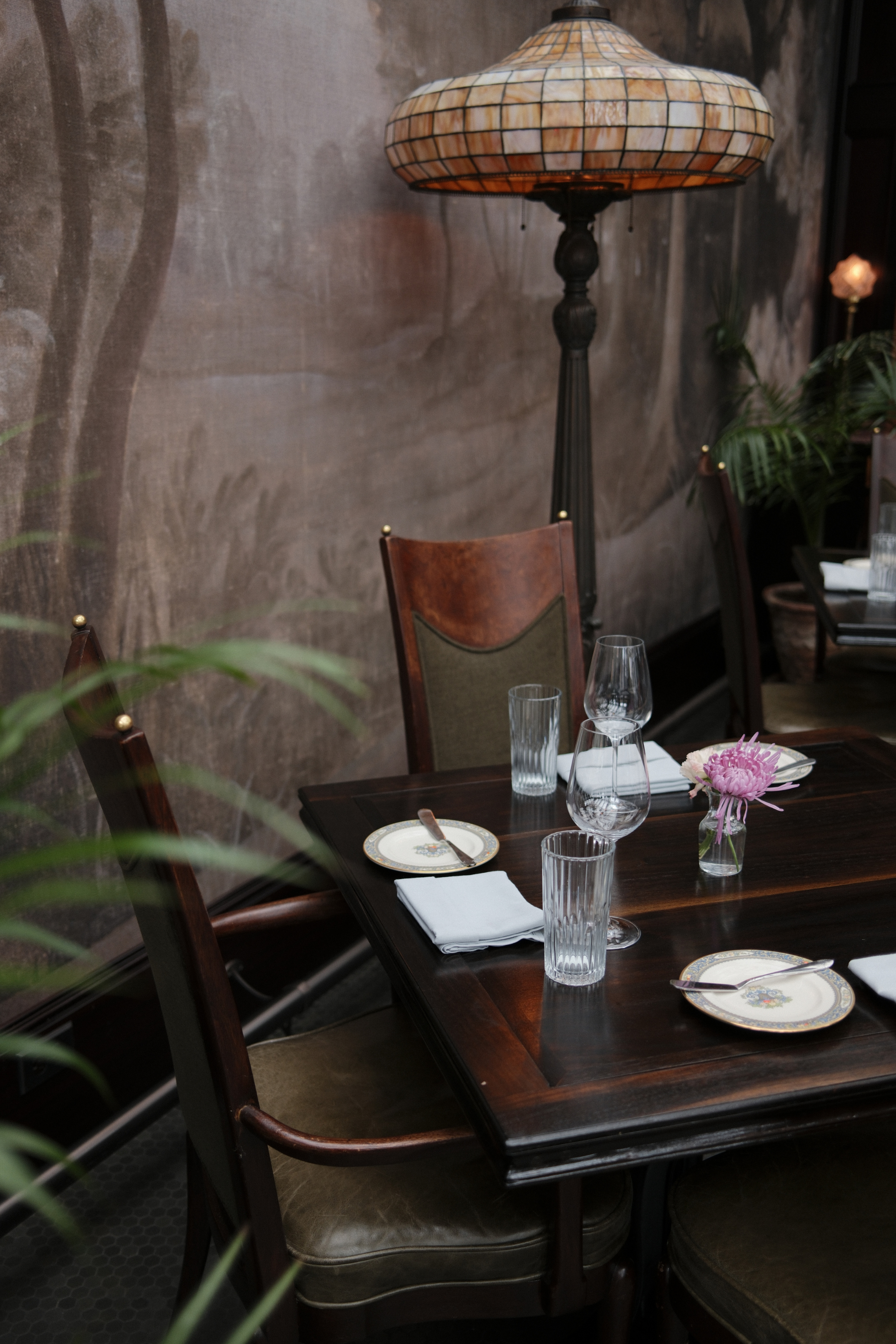 SERRE restaurant table with plates and glasses set