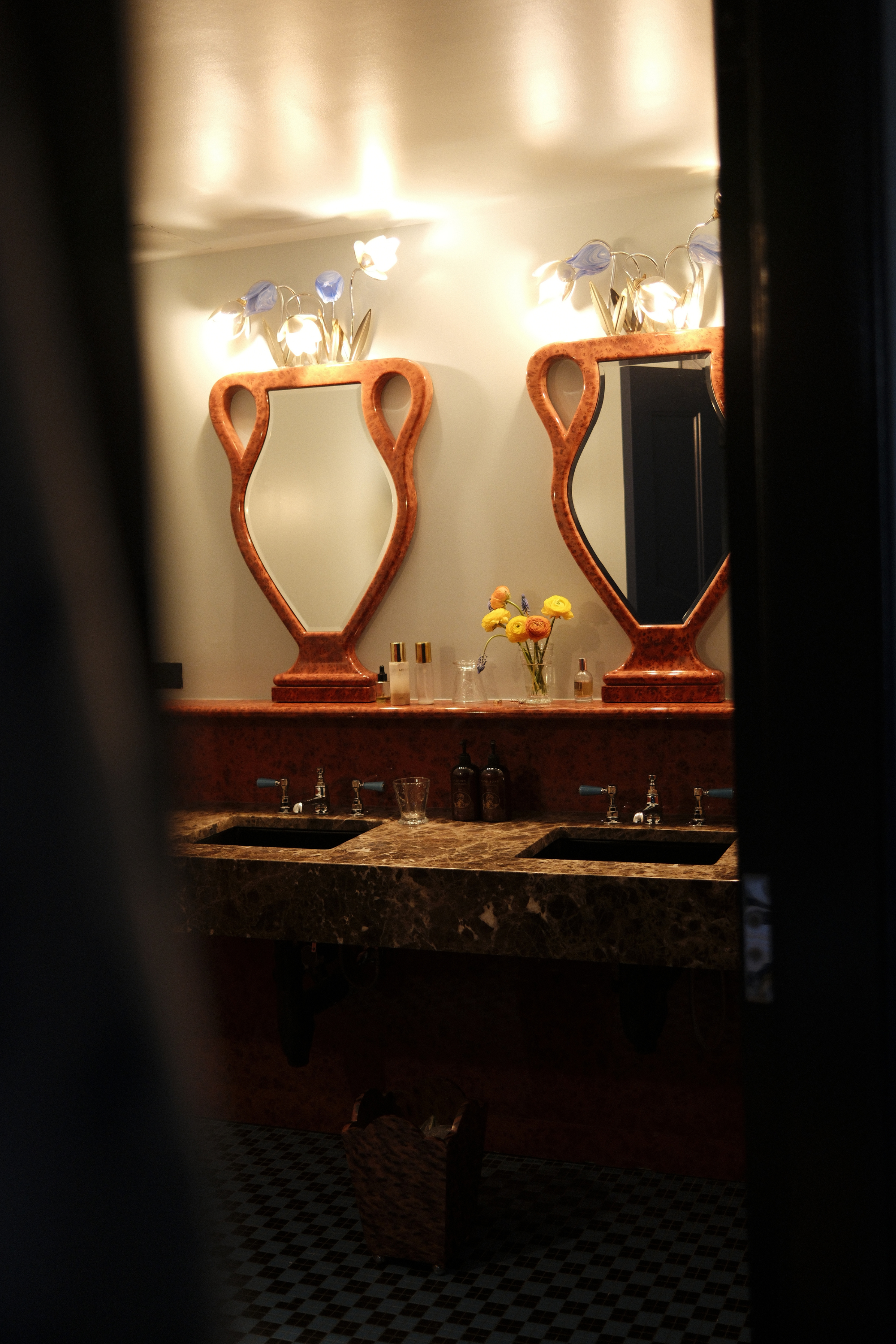 Dasher Suite bathroom with two vase-shaped vanity mirrors