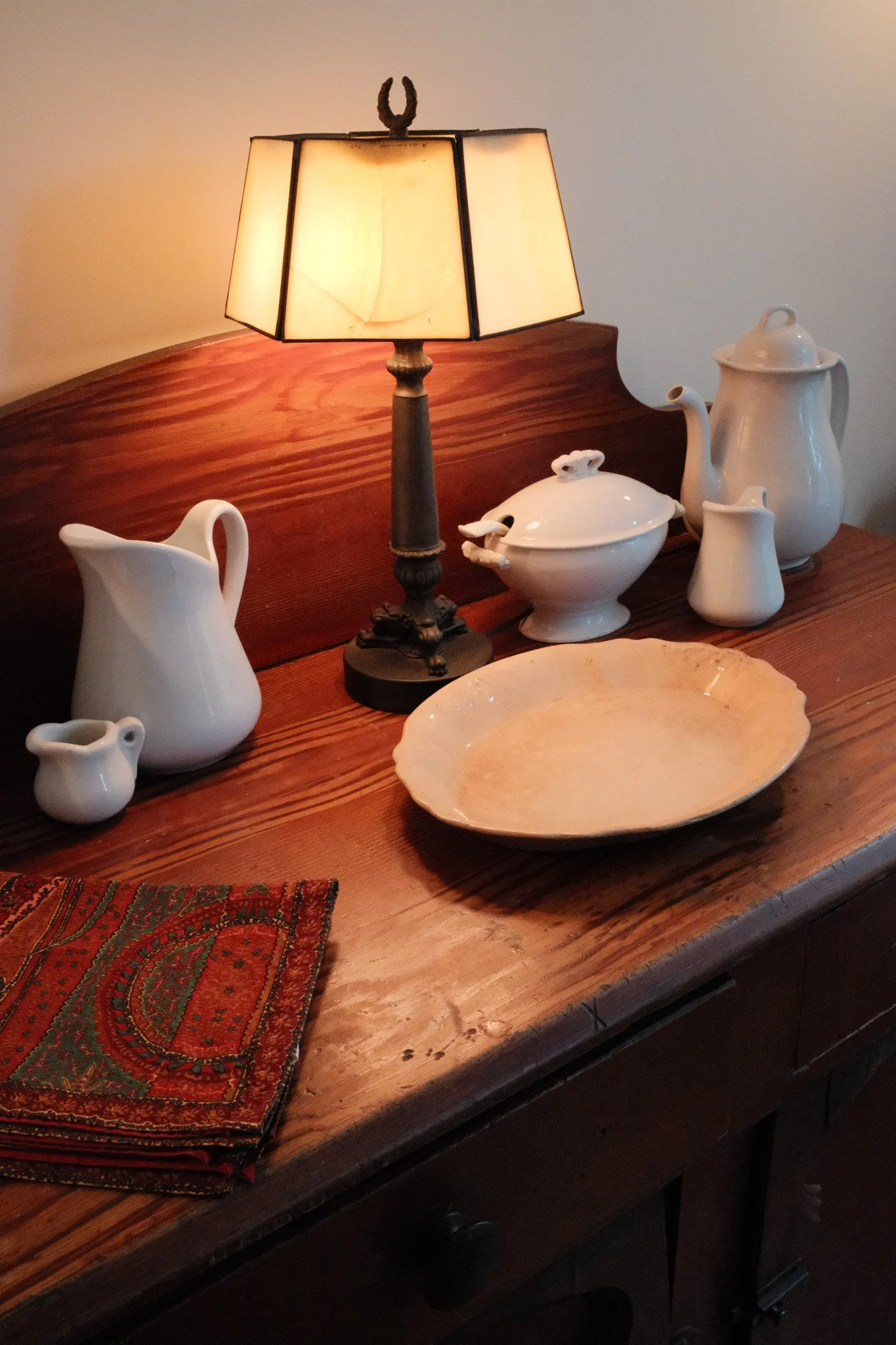 Lit lamp and decorative objects