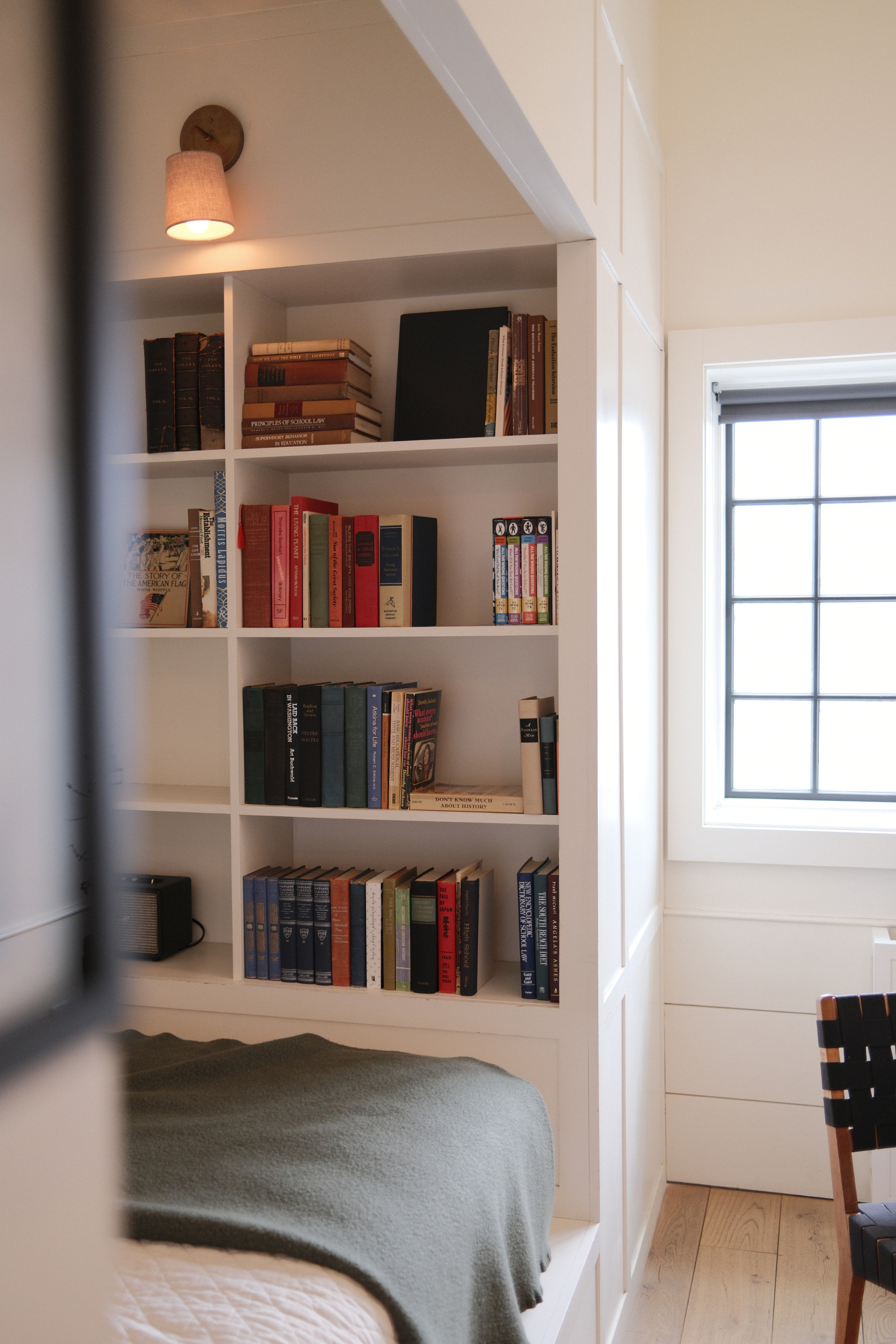 Guest room bed nook with bookshelves