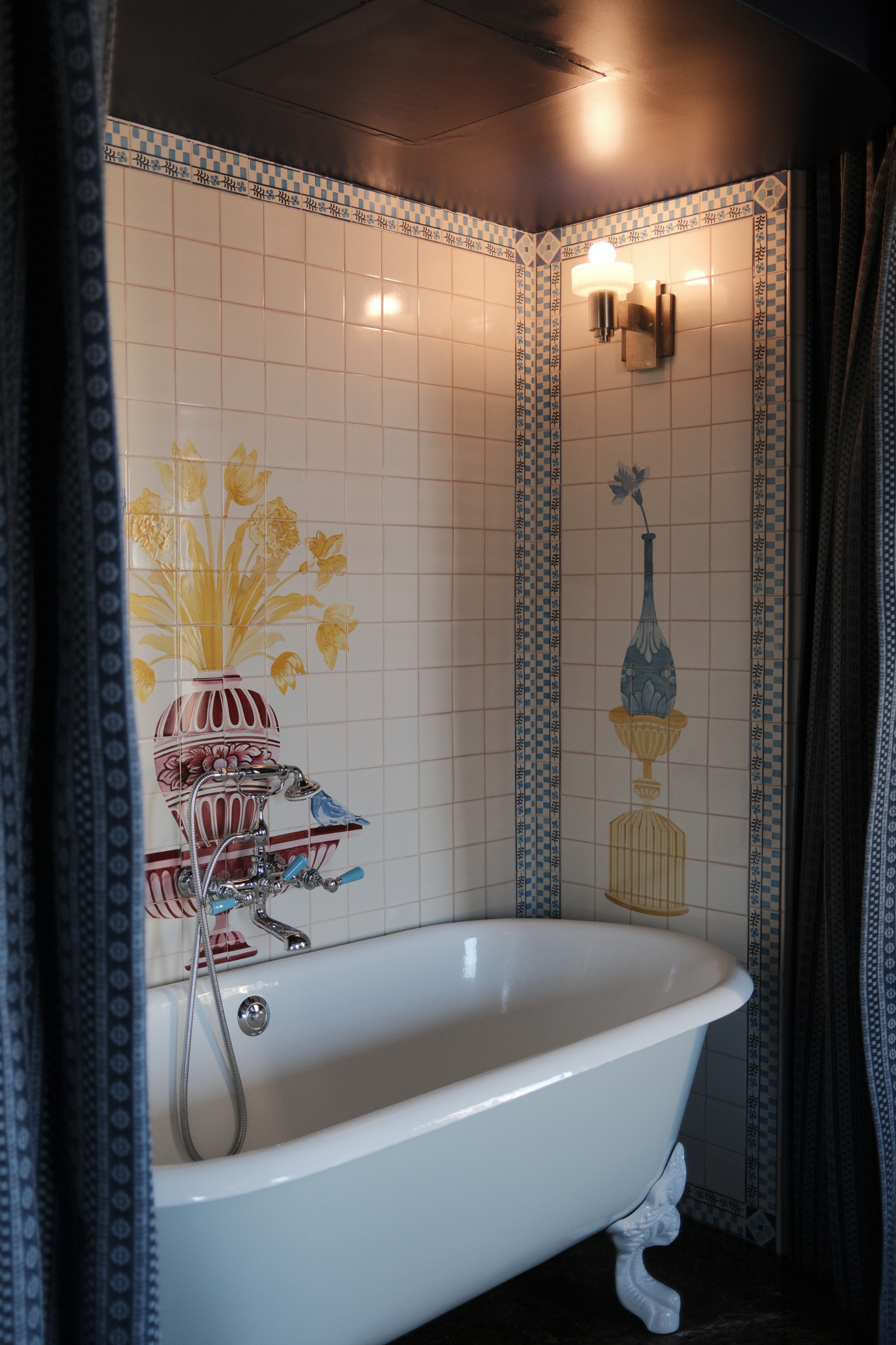 Dasher Suite bathtub with painted tiles