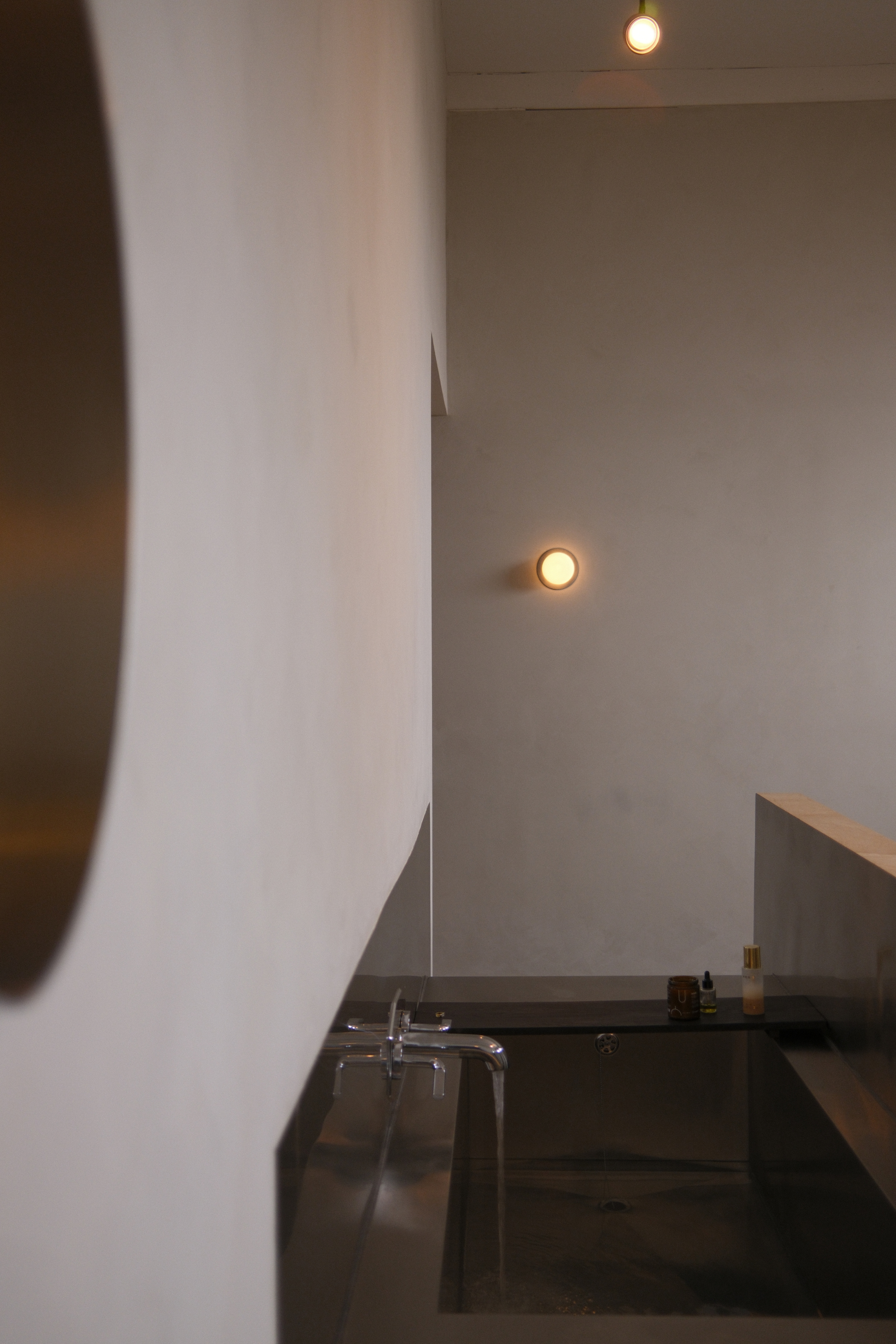 Guest room bathtub