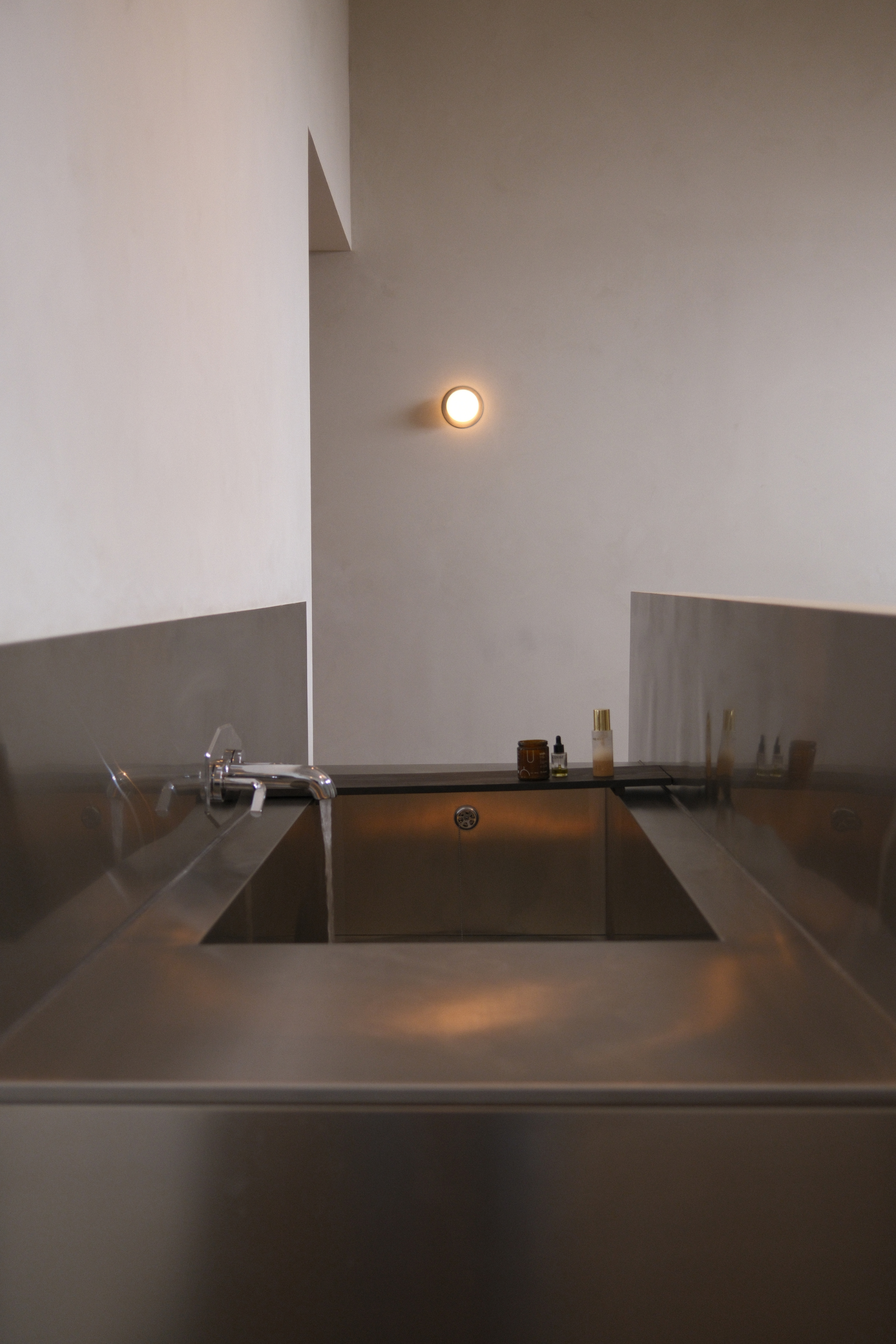 Guest room steel bath with running water