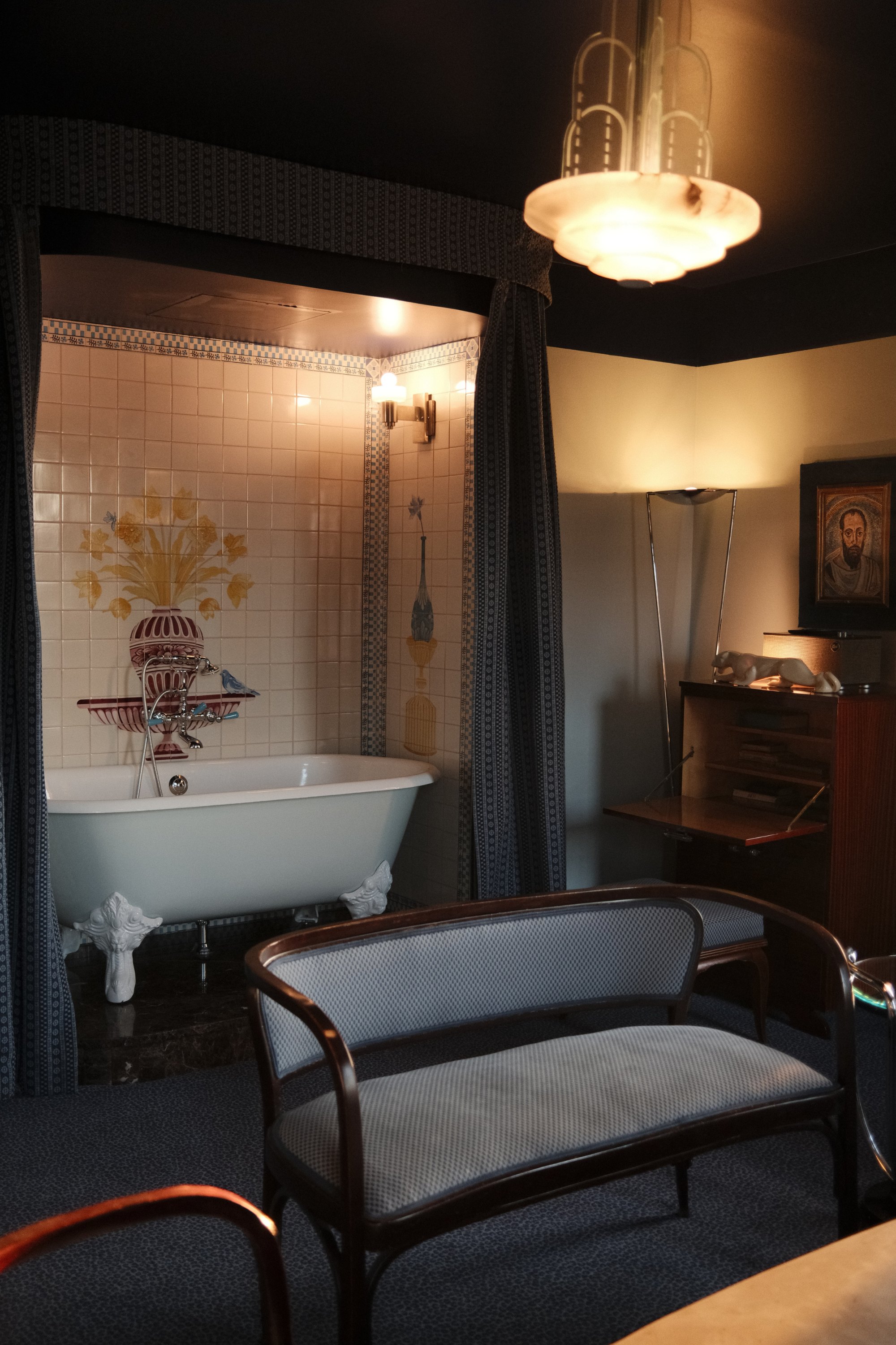 Dasher Suite living room with seating and bathtub at dusk