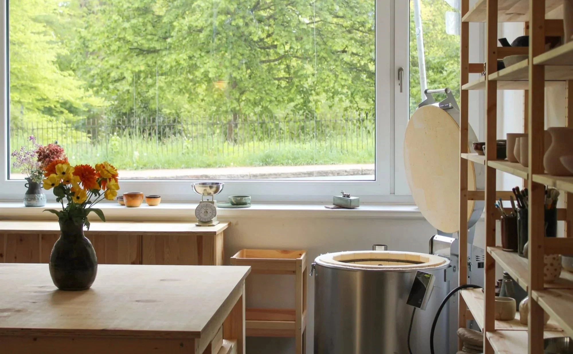 Blick in unser helles, modernes Töpferstudio mit viel Holz und anderen natürlichen Materialien.