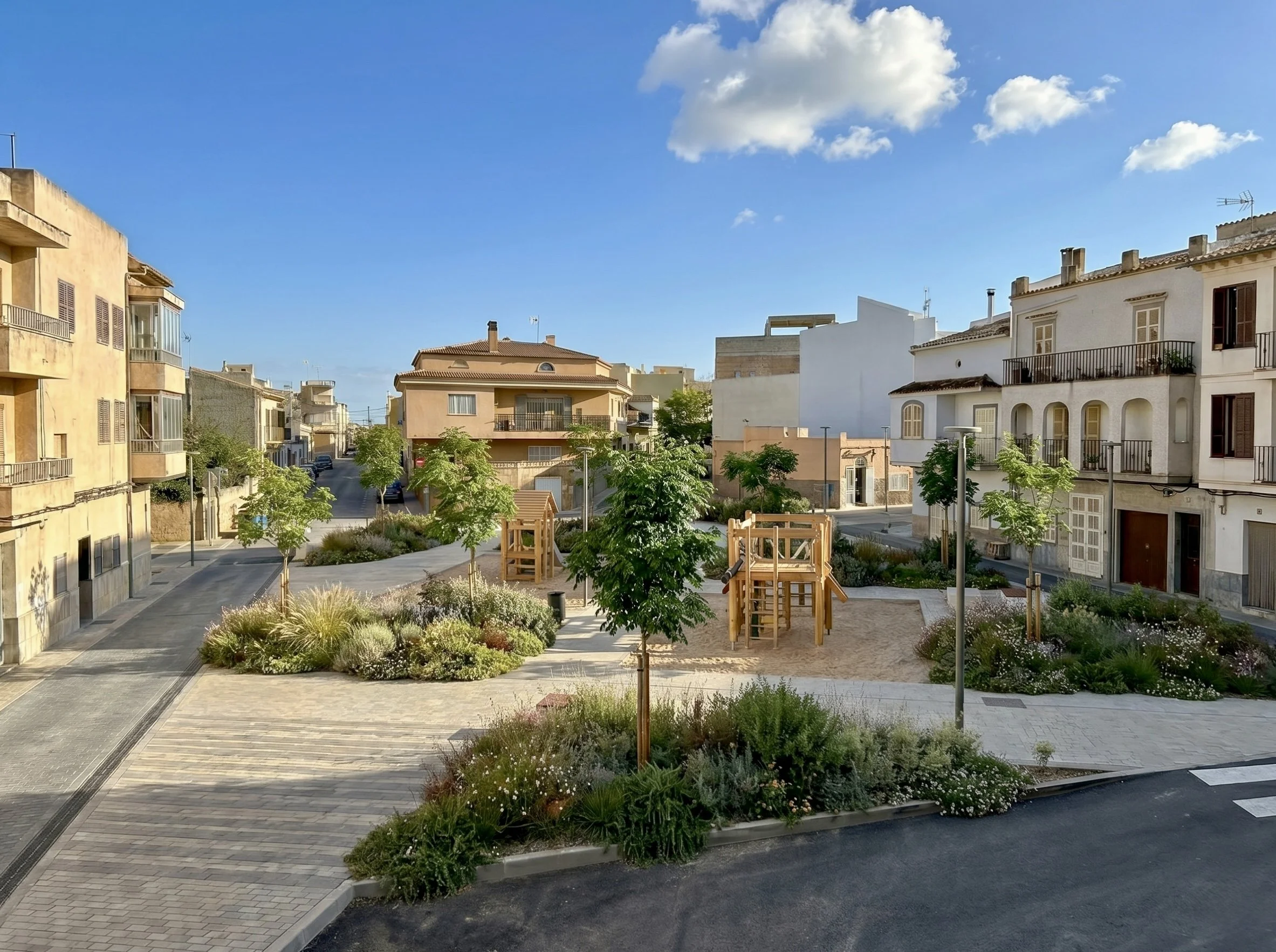 Reforma de plaza, Vista de un vecindario con edificios residenciales de varios pisos, árboles verdes y un parque infantil con juegos de madera, en un día soleado con cielo despejado y algunas nubes.