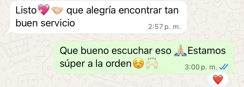 Captura de pantalla de una conversación de WhatsApp en la que se felicitan por un buen servicio, con emojis de corazón, apretón de manos, oración, sonrisa y corazón.
