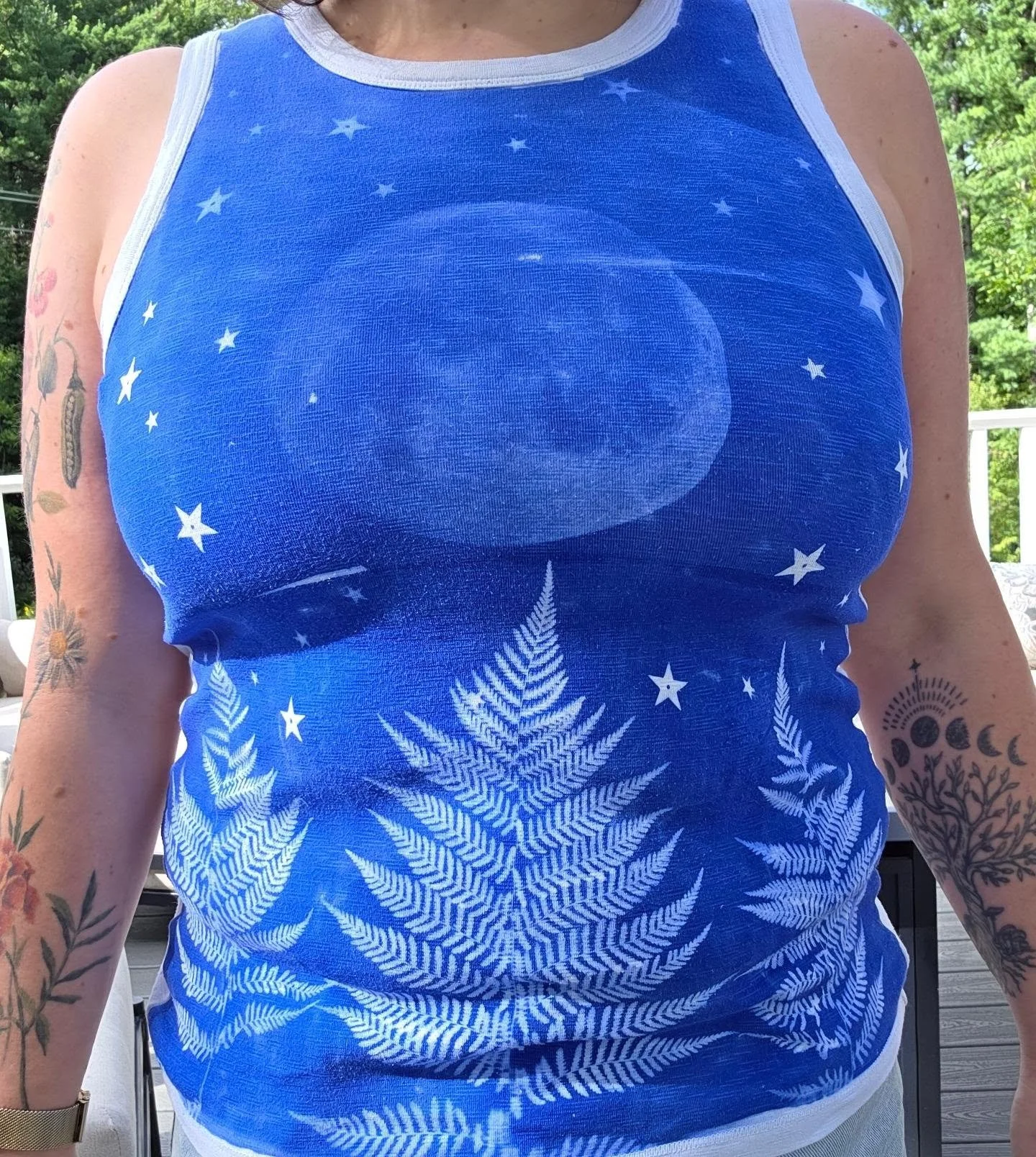 Absolutely love how this cyanotype shirt came out! The design is inspired by my backyard view, created with a secondhand tank top, ferns from my garden and  star confetti. 🌟 🌕 Last photo is when I could see the northern lights in January 🥲

I love