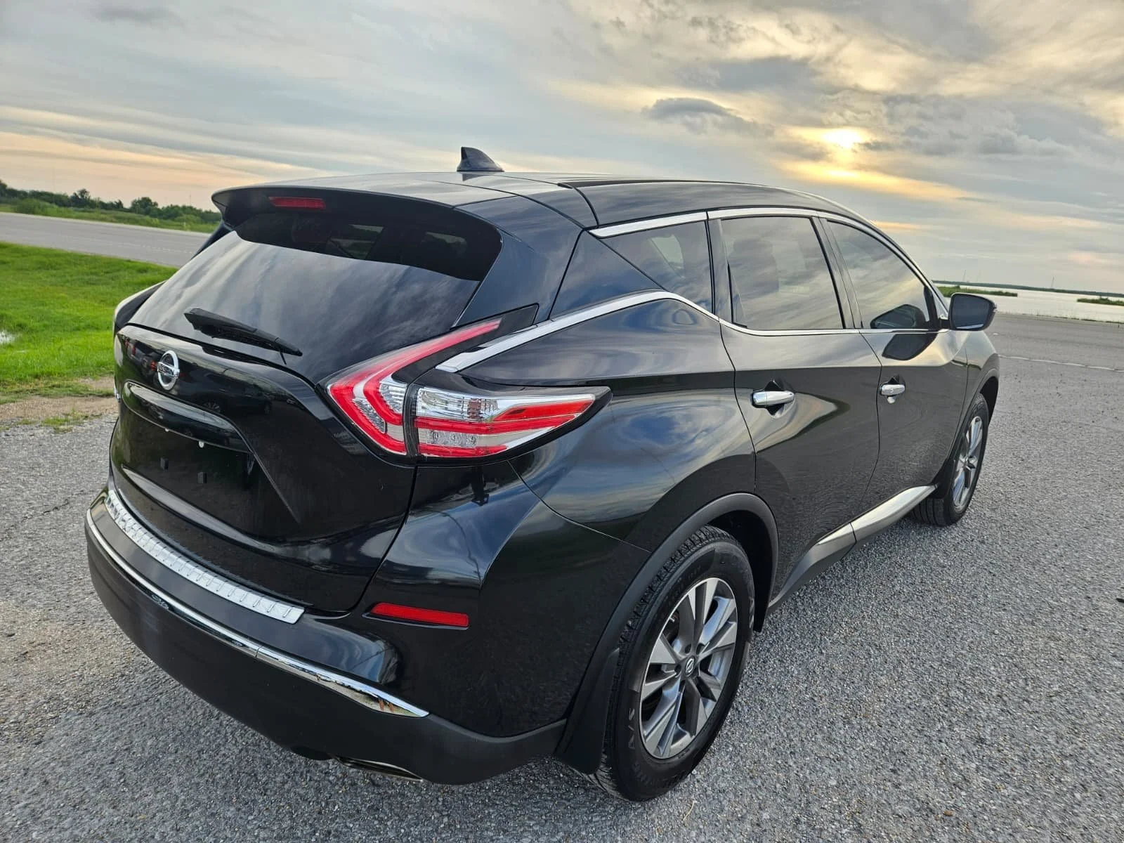 16 BLACK NISSAN (2).jpg