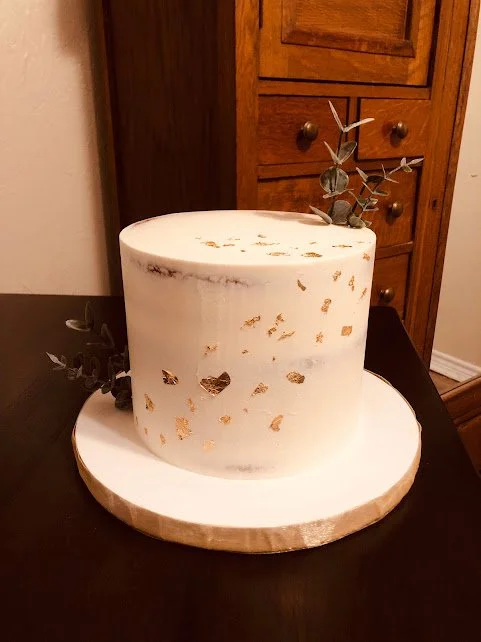 whie and gold with eucaliptus cake.jpg