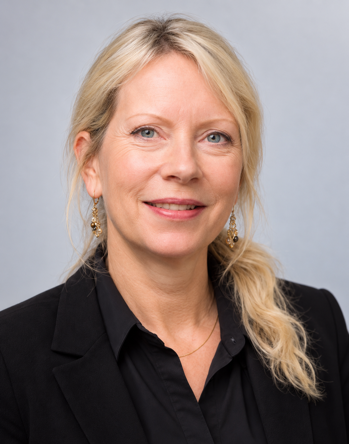Close-up portrait Danae Voormeij, gold exploration geologist, innovative geoscientist, qualified person, professional, fieldwork experience in more than 25 countries.