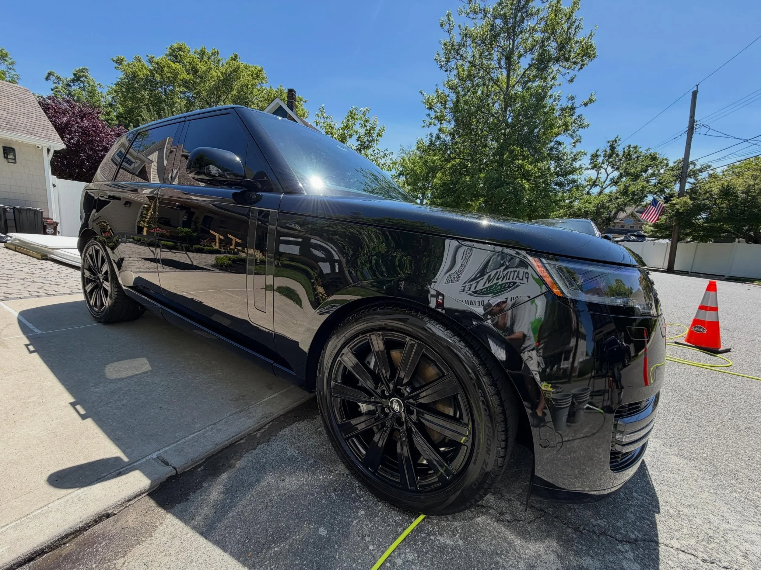 A machine wax finish for @michaelgloriaphoto  on his beautiful range. This 4hr detail was worth every minute. From inside to out it was a perfect showroom finish. #platinumteedetailing #machinewax #notacarwash #perfectfinish #rangerover