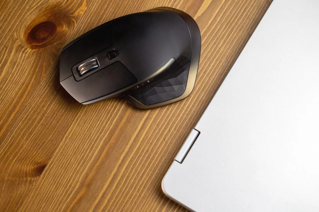 negative-space-flat-lay-laptop-mouse-desk-1062x708.jpg