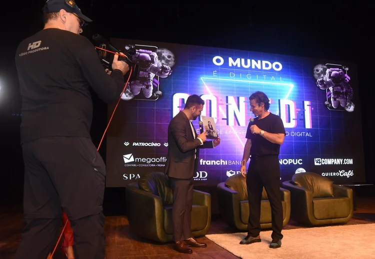 Palestra no palco principal do CONEDI