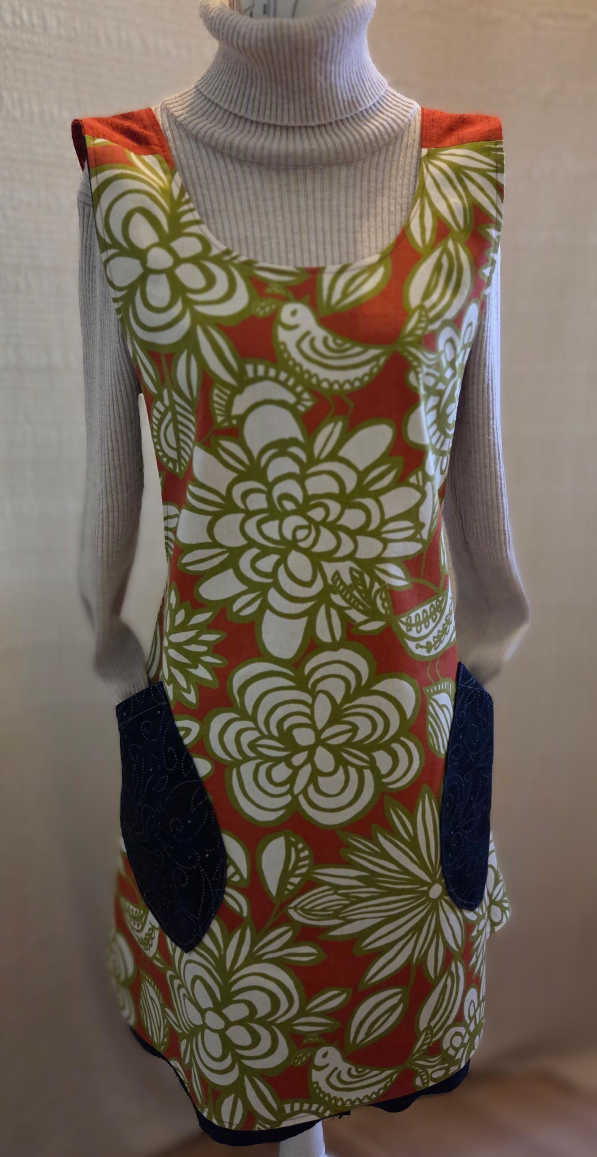 Reversible apron with a floral pattern and bird motif, featuring patch pockets dbfourdesign