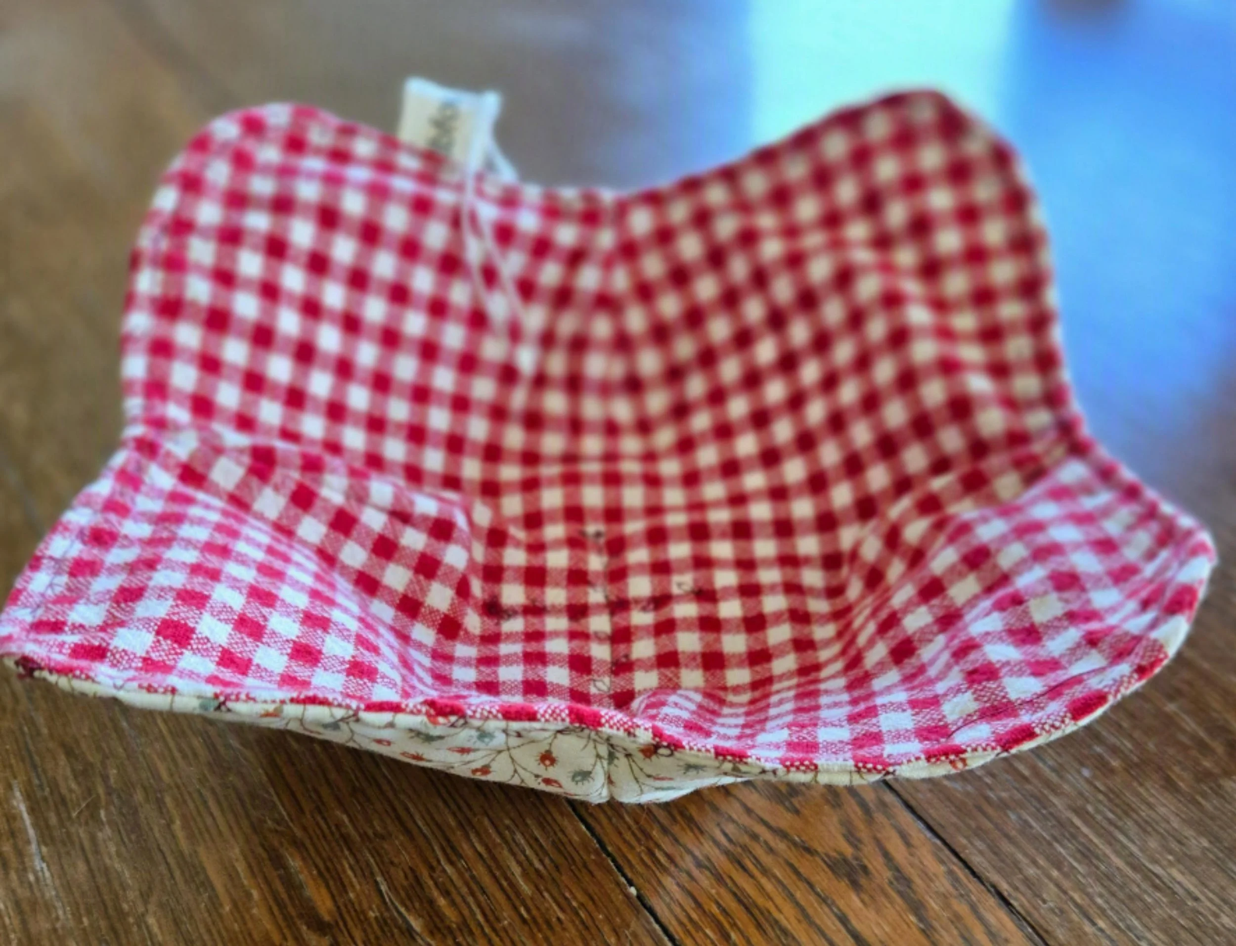 Abowl cozy with red and white checkered pattern